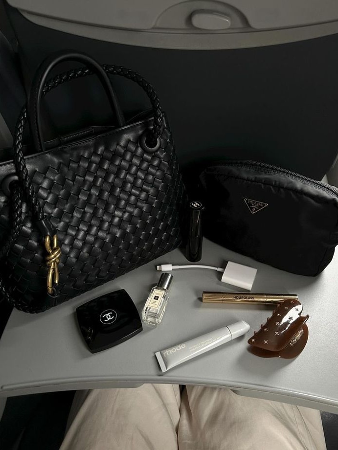 Prada Re-Edition 2005 Re-Nylon Mini Hobo Bag Black, Chanel No.5 L'eau Eau De Toilette 50ml 착용 스타일 - 2