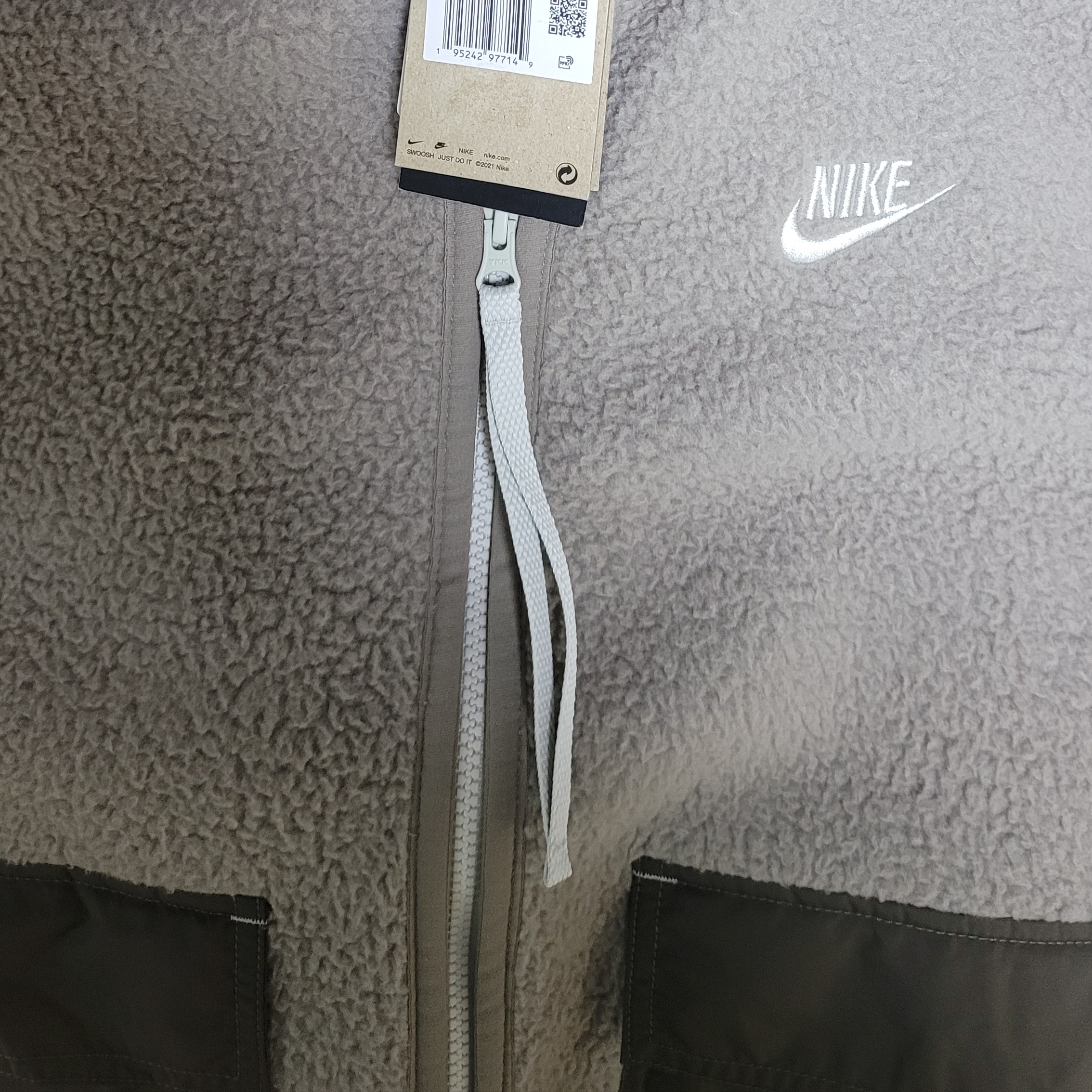 Nike NSW Sport Essential+ Sherpa Fleece Jacket Moon Fossil Light Bone 착용 스타일