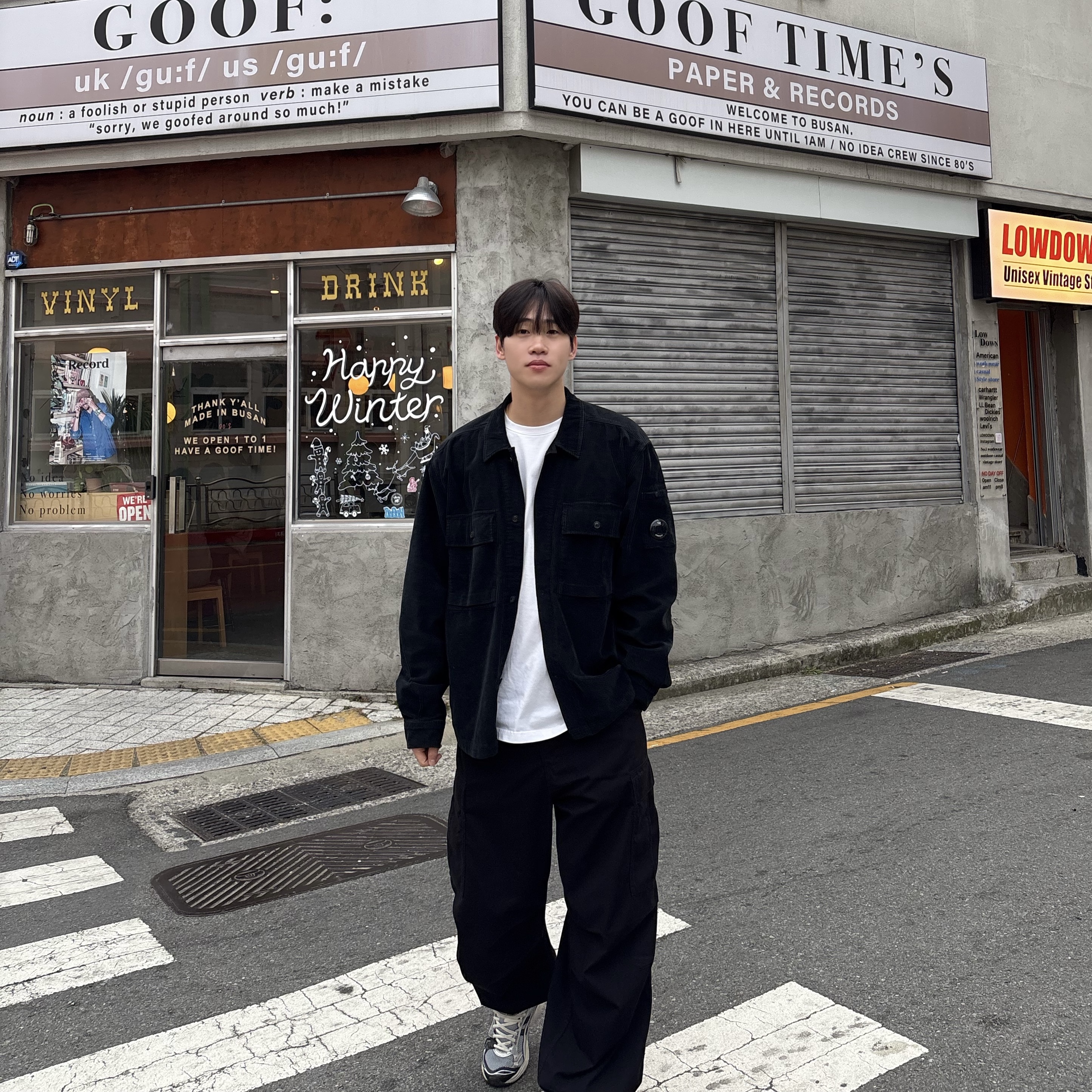 Asics Gel-Kayano 14 Black Glacier Grey, C.P. Company Corduroy Buttoned Utility Overshirt Walnut Beige - 24FW 착용 스타일 - 1