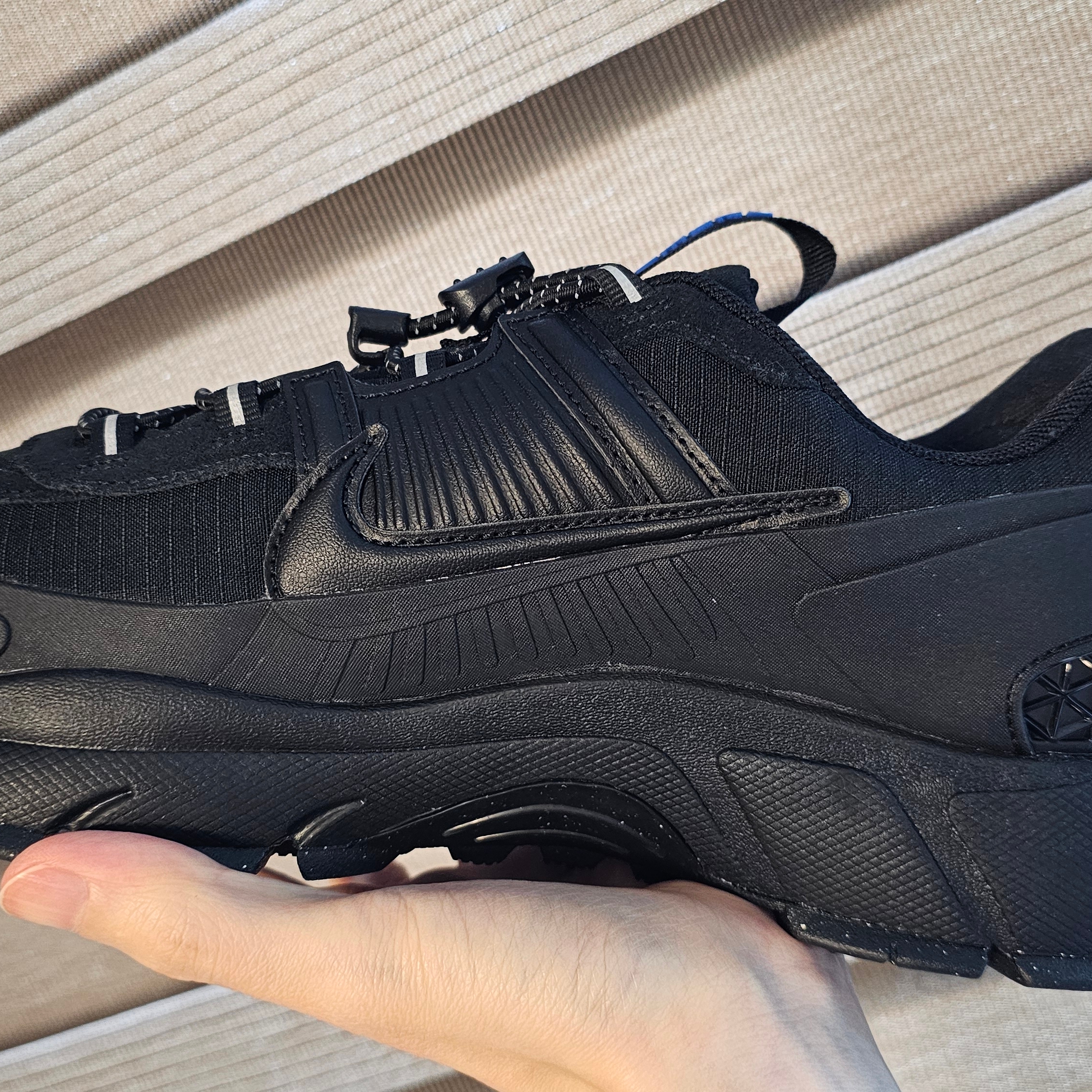 Nike Zoom Vomero Roam Black Racer Blue 착용 스타일