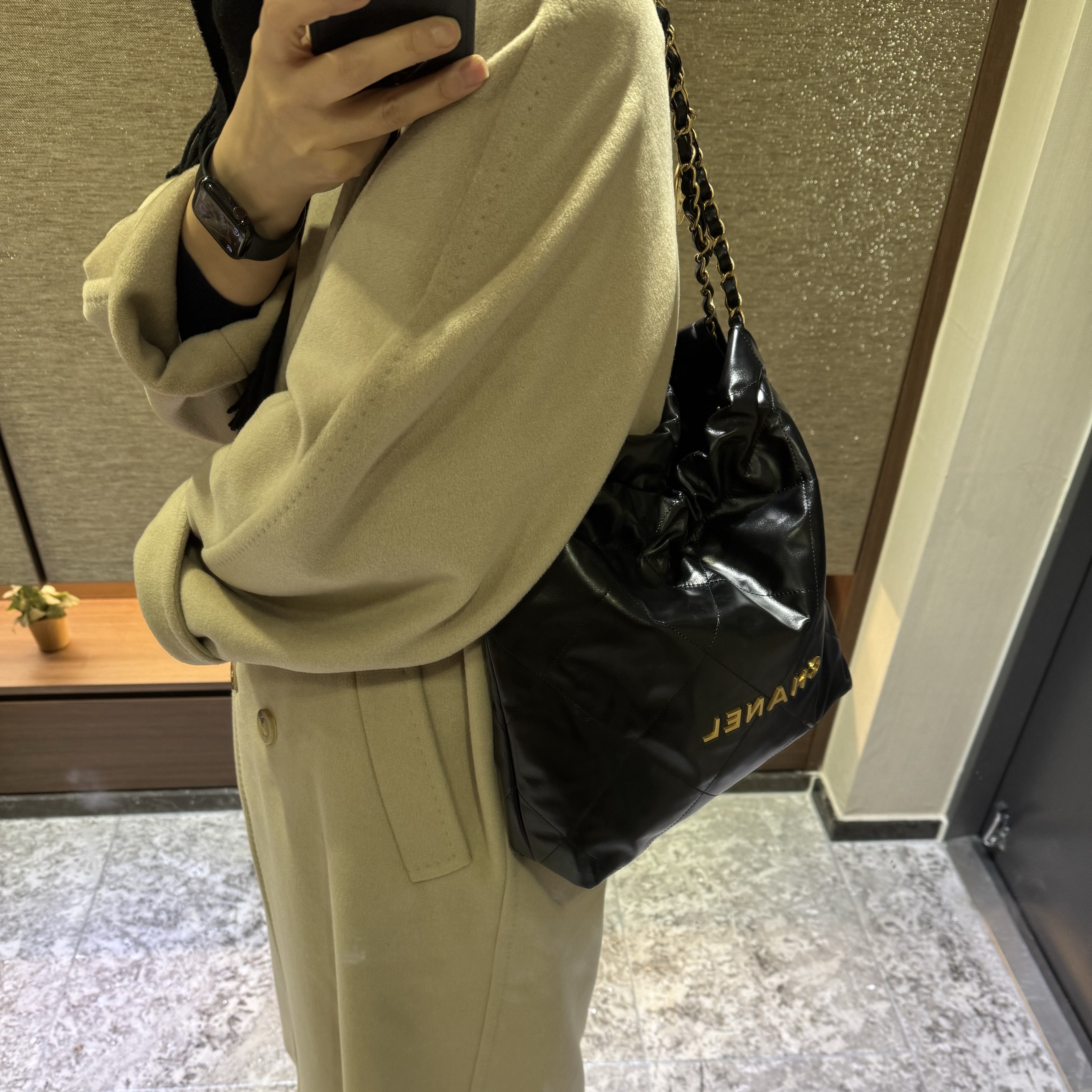 Chanel 22 Small Handbag Shiny Calfskin & Gold Black 착용 스타일