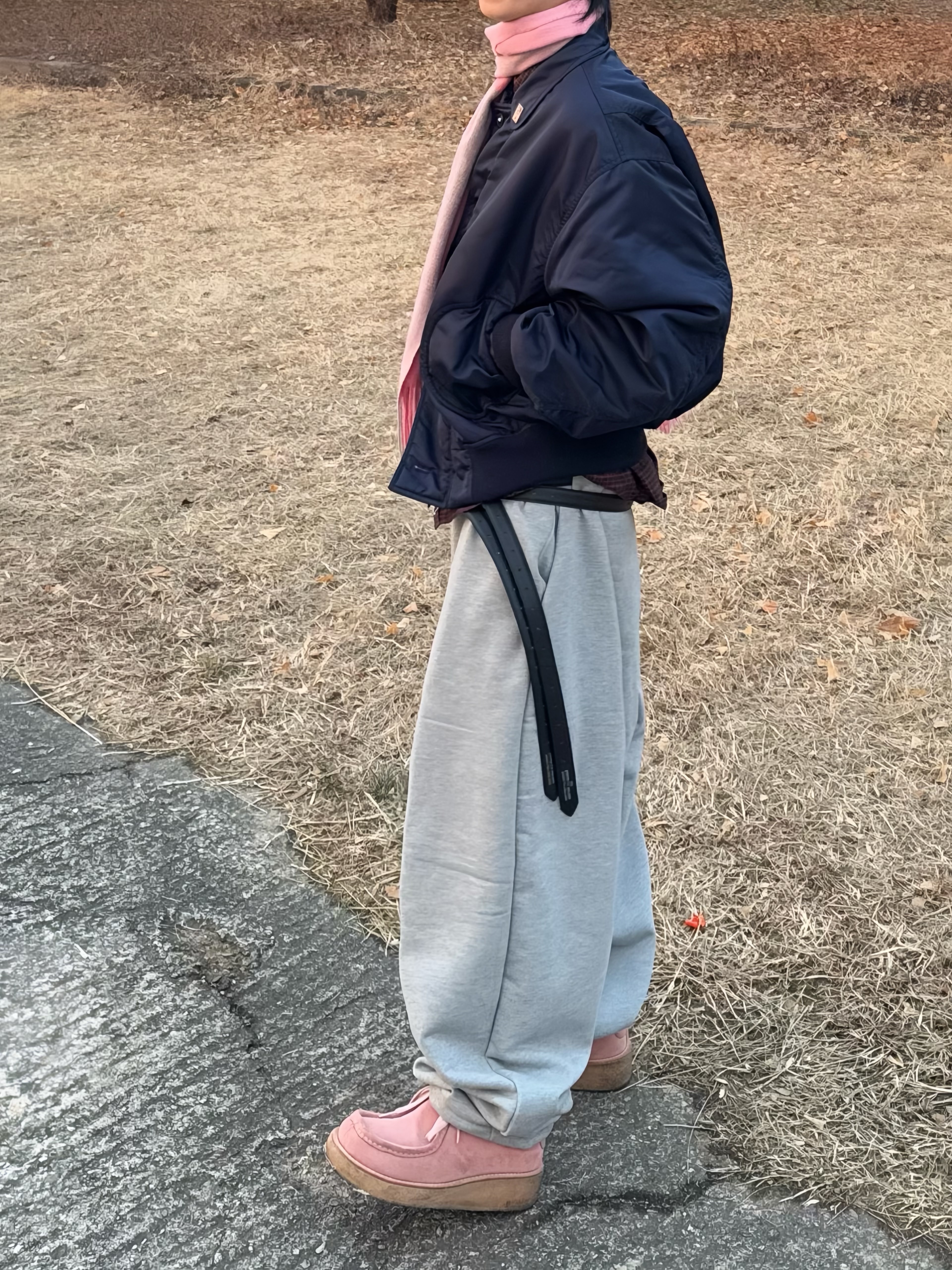 Human Made Denim Work Cap Indigo, MJD x Koin Seoul Belted Heavy Sweat Baggy Pants Melange Grey 착용 스타일 - 3
