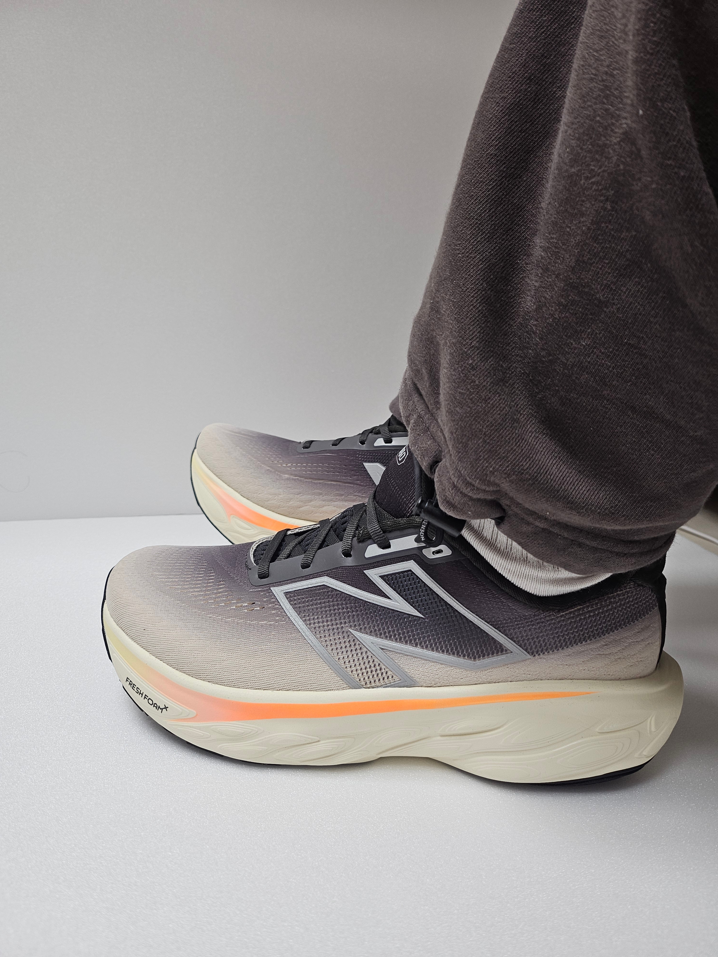 New Balance Fresh Foam X 1080v14 Black - 2E Wide 착용 스타일