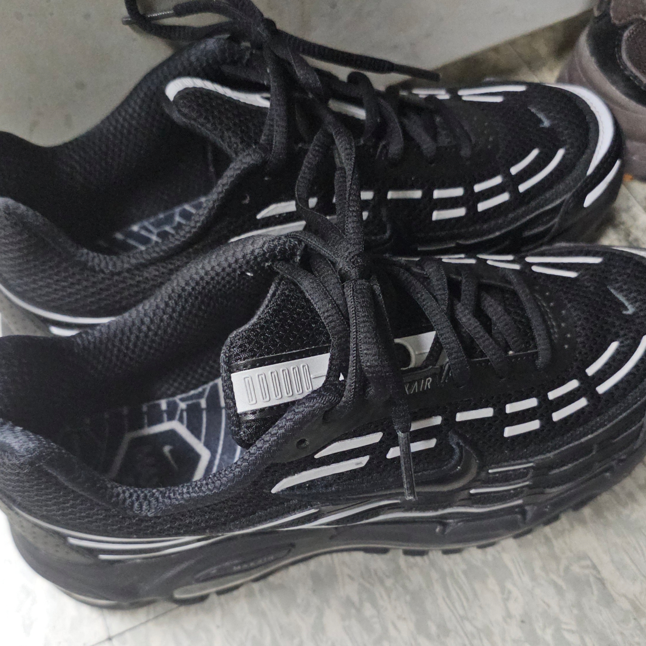 Nike Air Max TL 2.5 Black and Metallic Silver 착용 스타일