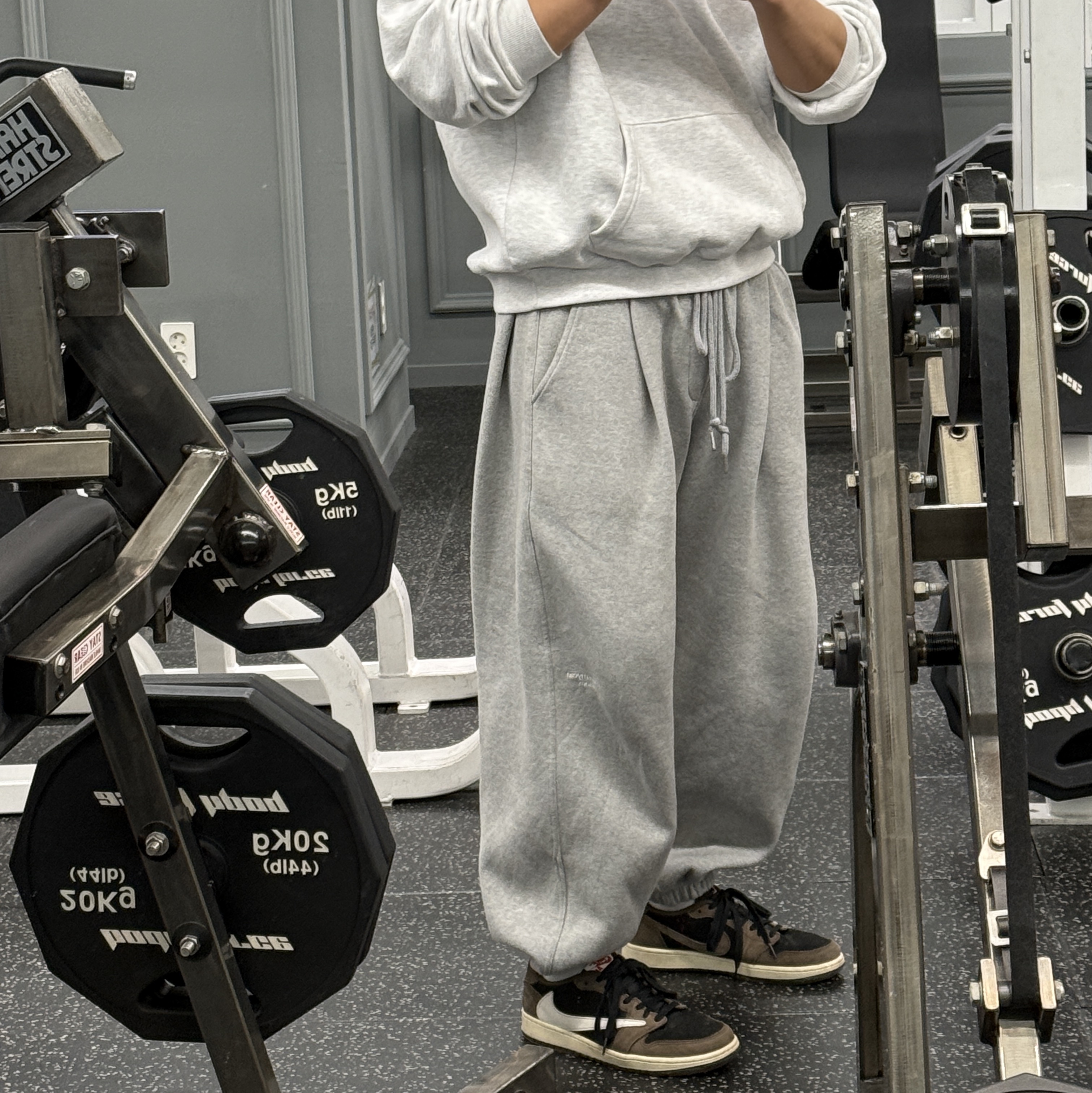 Jordan 1 x Travis Scott Retro Low OG SP Mocha, Undermycar Mu.03 Anti Fxxking Logo Play Oversized Sweat Jogger Melange Gray 착용 스타일