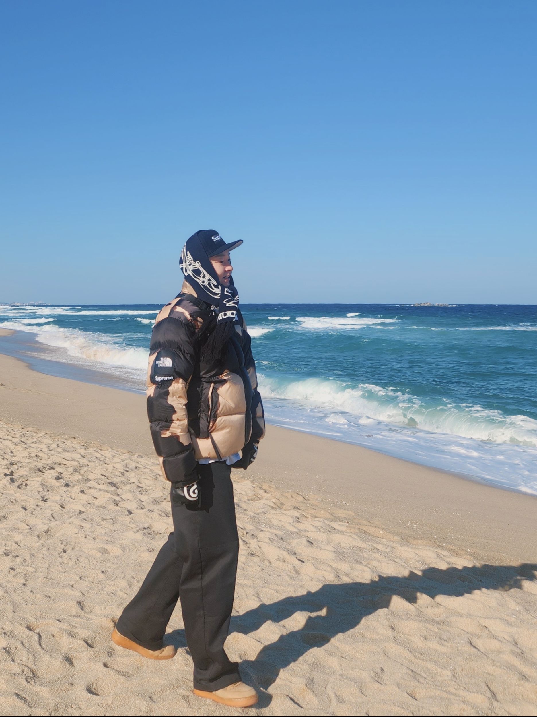Supreme x The North Face Bleached Denim Print Nuptse Jacket Black - 21FW, Stussy SS Link Leather Gloves Black 착용 스타일 - 1