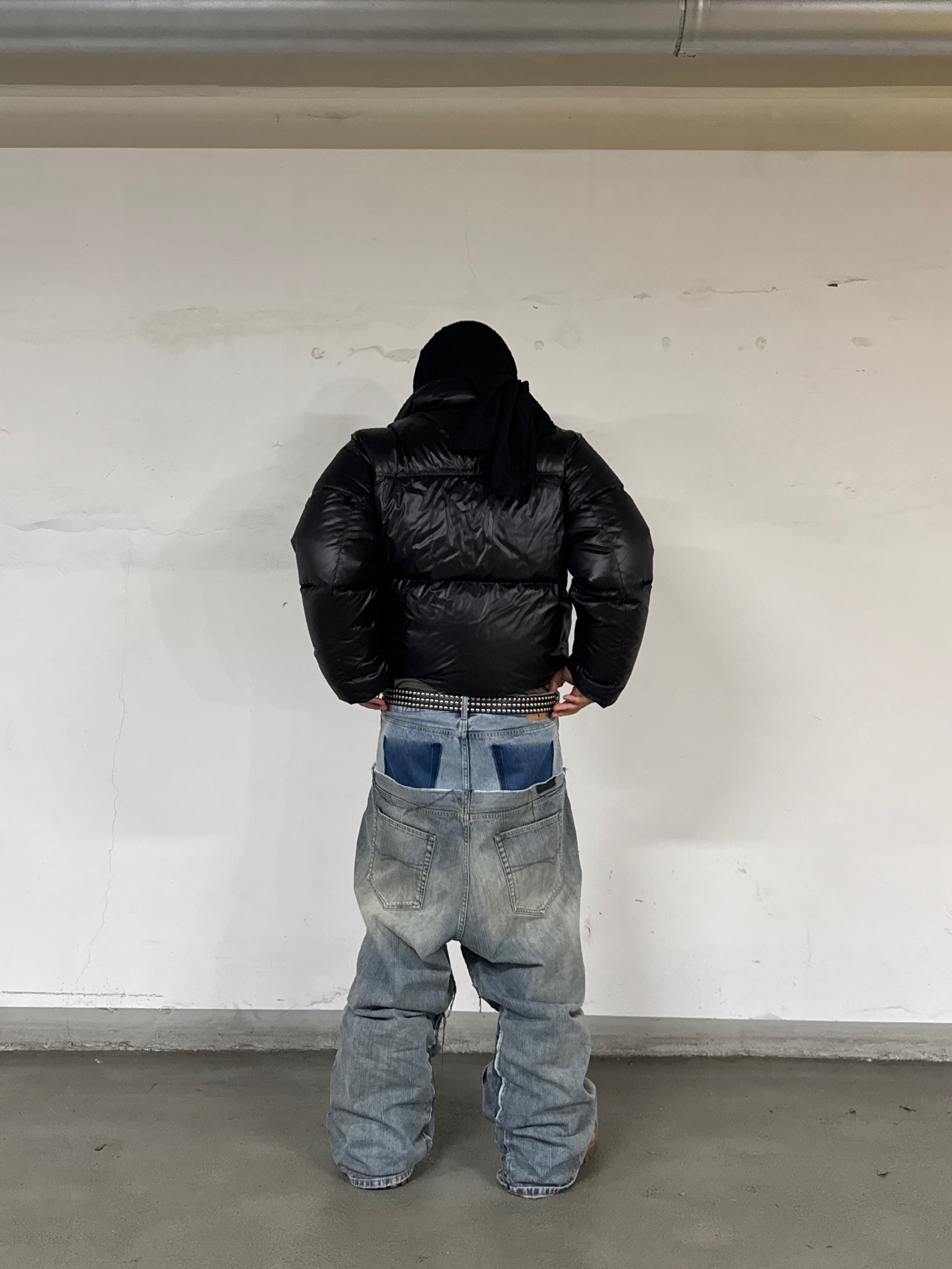 TNGT European Goose Over-Fit Glossy Short Goose Down Jumper Black 착용 스타일