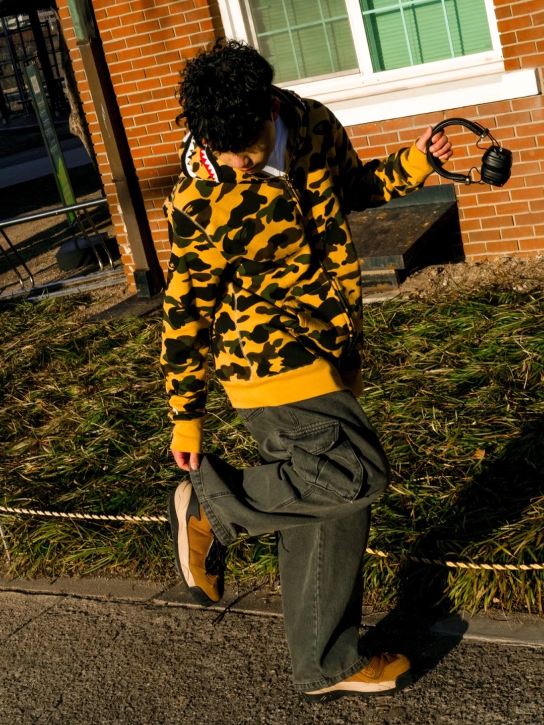 BAPE ABC Camo College T-Shirt White Green, BAPE Color Camo Separate Shark Full Zip Hoodie Black Navy 착용 스타일 - 4