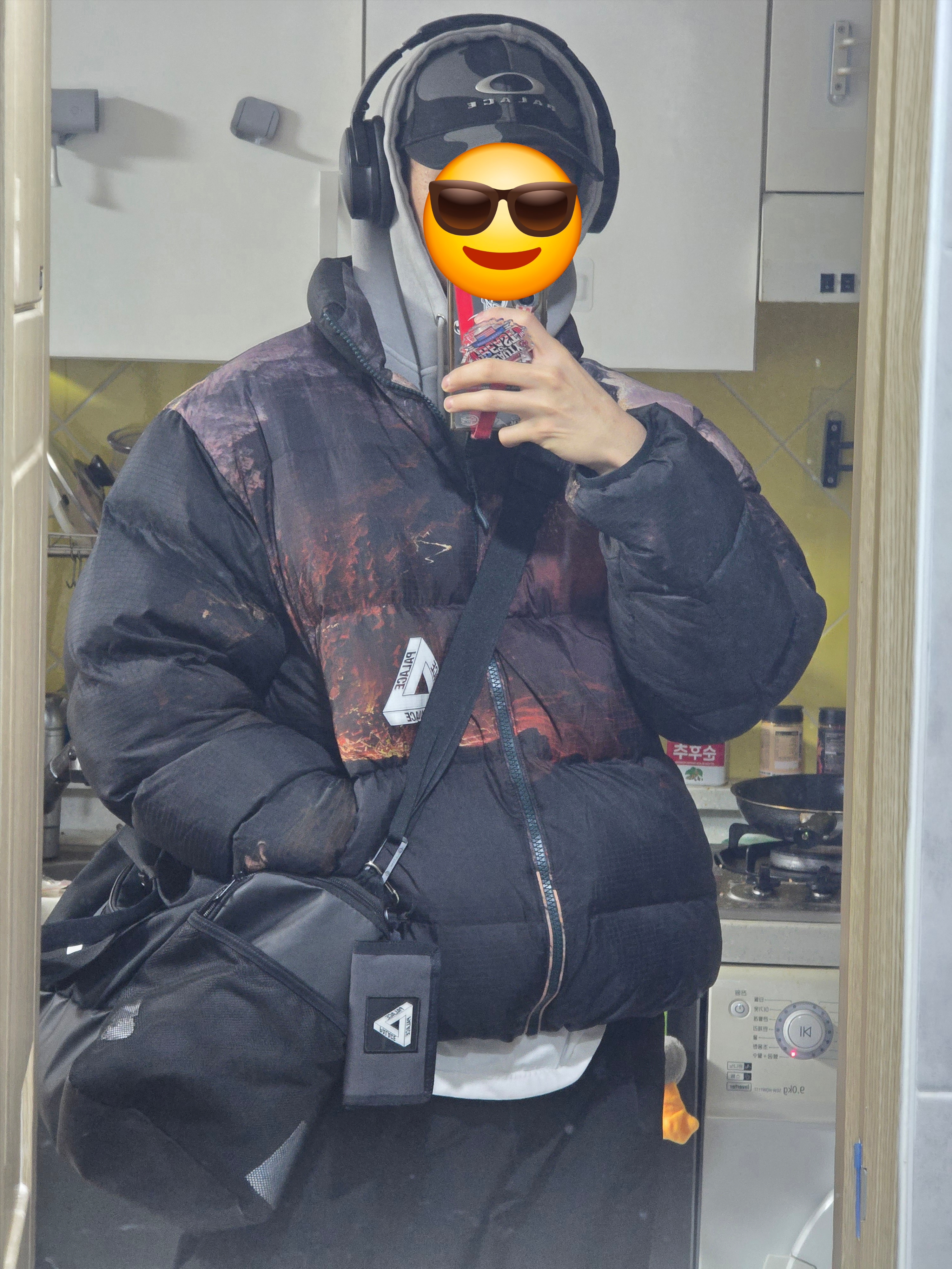Palace Cordura Duck Canvas Tri-Fold Wallet Carbon Black - 24FW, Palace Ripstop Puffa Day of Wrath - 24FW 착용 스타일