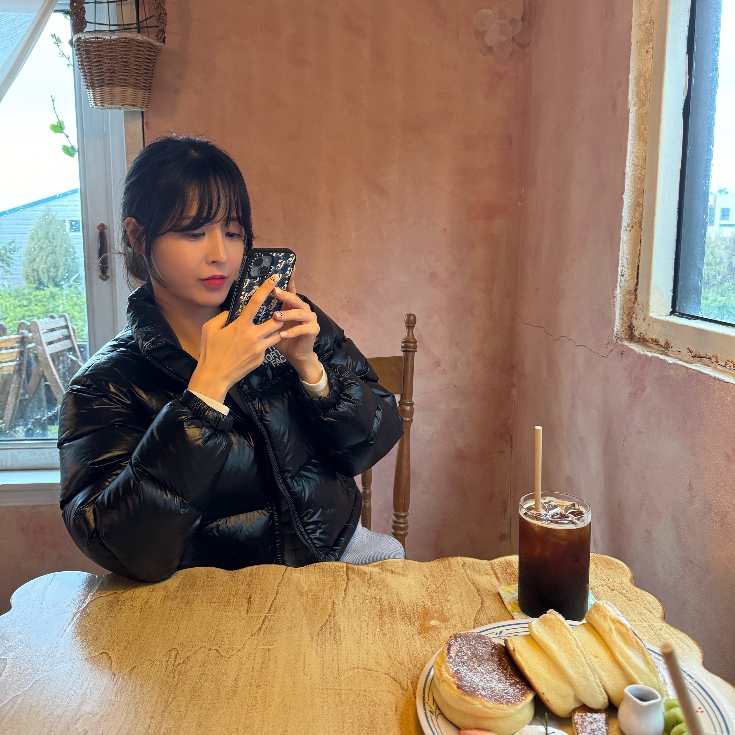 (W) The North Face Nuptse Short Jacket Black 착용 스타일 - 1