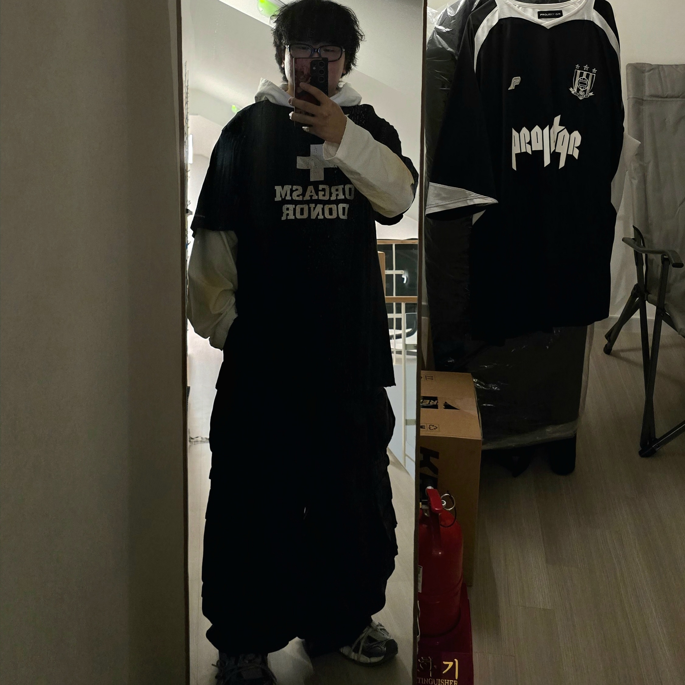 Balenciaga 3XL Sneakers Grey White Red, Project G/R Oversized Convertible Cargo Pants Coated Black 착용 스타일 - 2