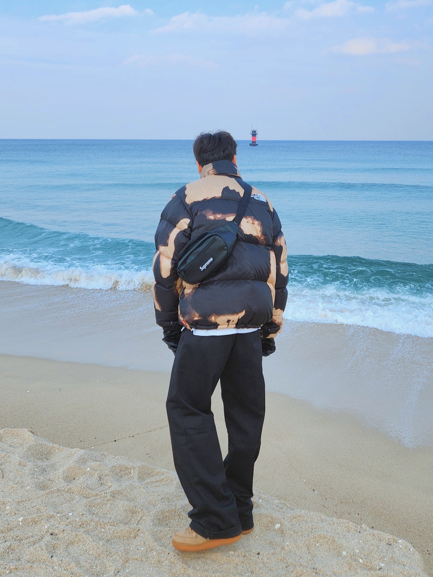 Supreme x The North Face Bleached Denim Print Nuptse Jacket Black - 21FW, Stussy SS Link Leather Gloves Black 착용 스타일 - 2