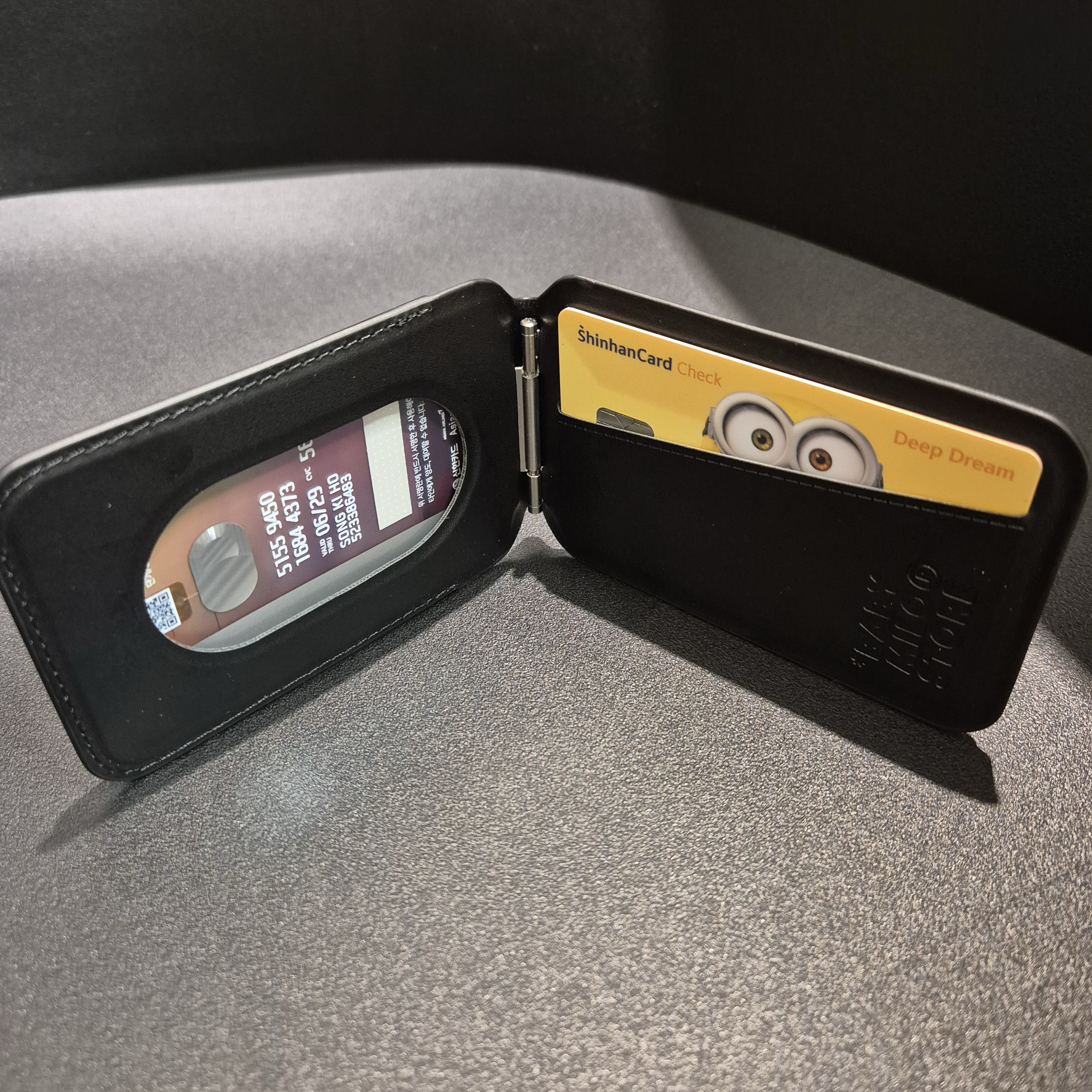 BAPE Baby Milo MagSafe Card Holder Black 착용 스타일 - 4
