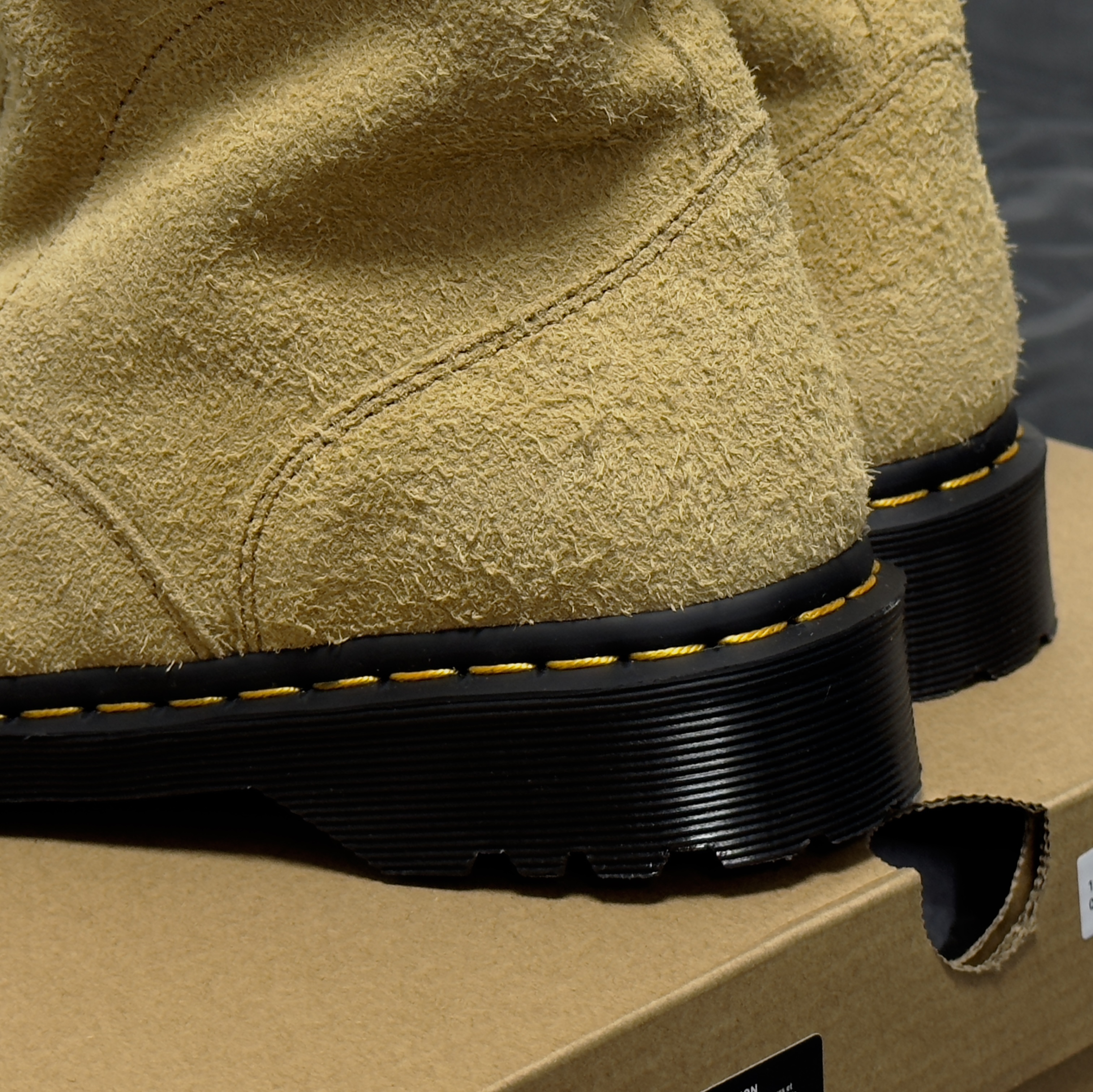 Dr. Martens x Stussy 2295 Decon Sand Hairy Suede Boots Tan 착용 스타일 - 5