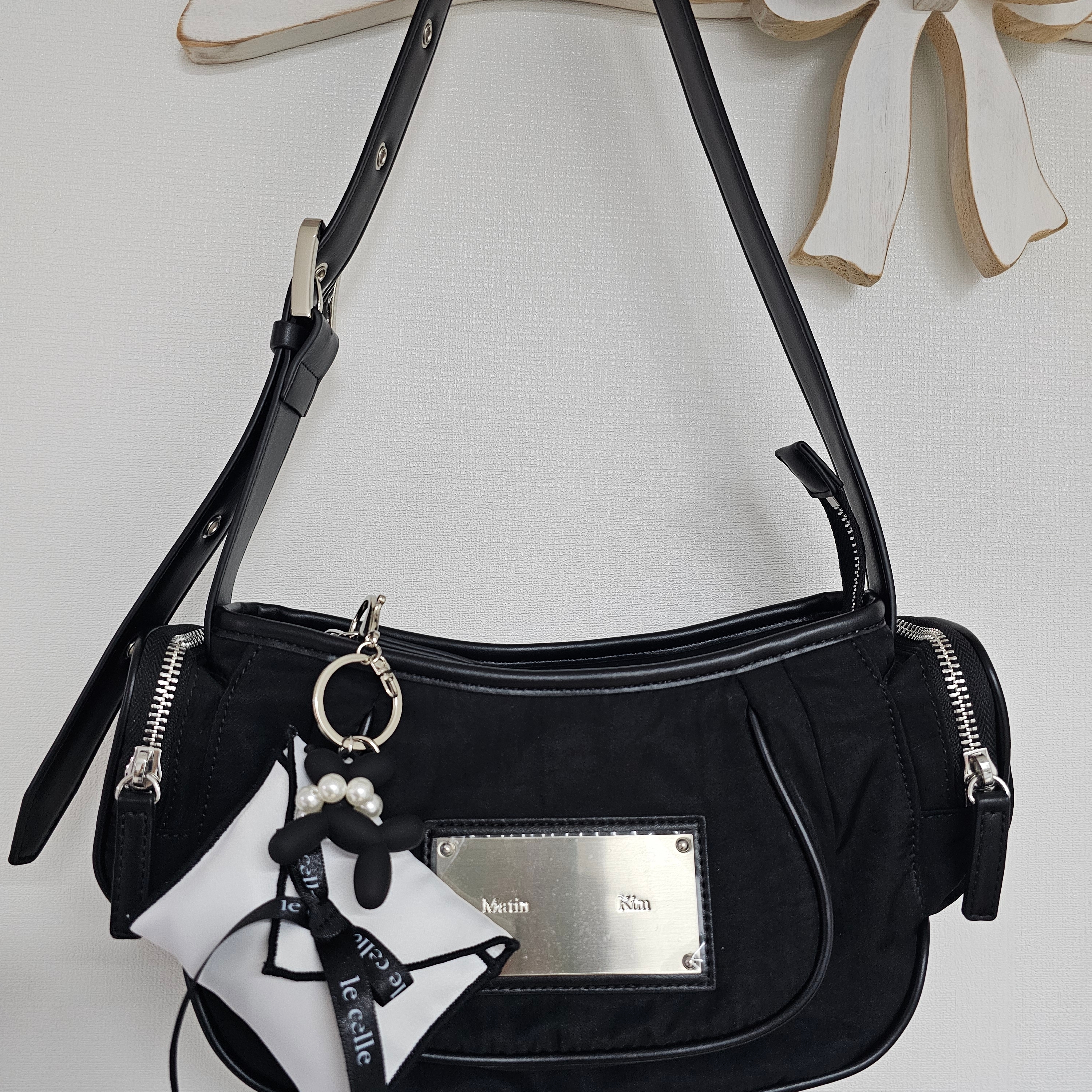 Matin Kim Madeleine Round Bag Black 착용 스타일
