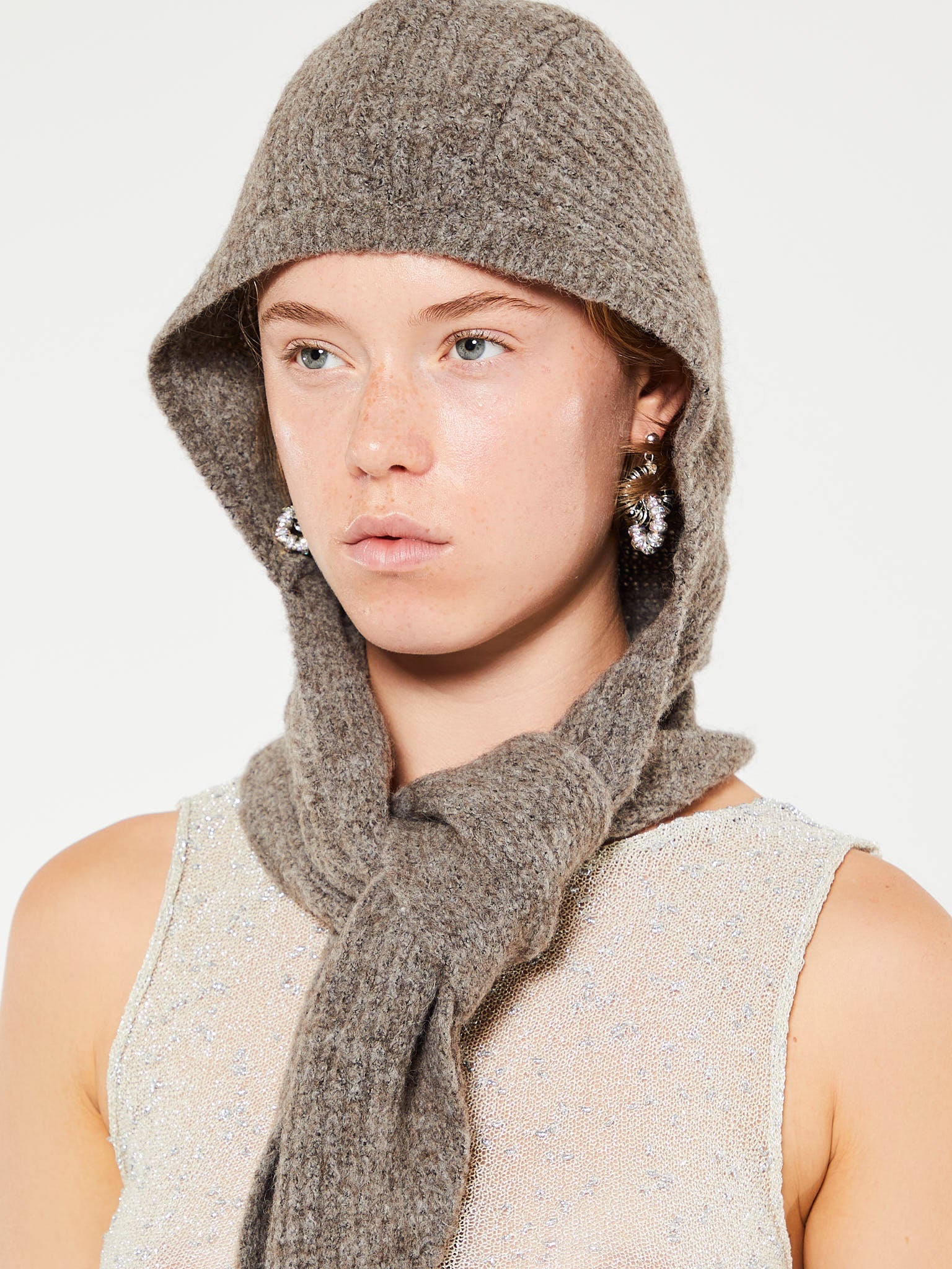 Paloma Wool Coucou Balaclava Taupe, Emis Flower Boucle Crossed Body Bag Black 착용 스타일 - 2