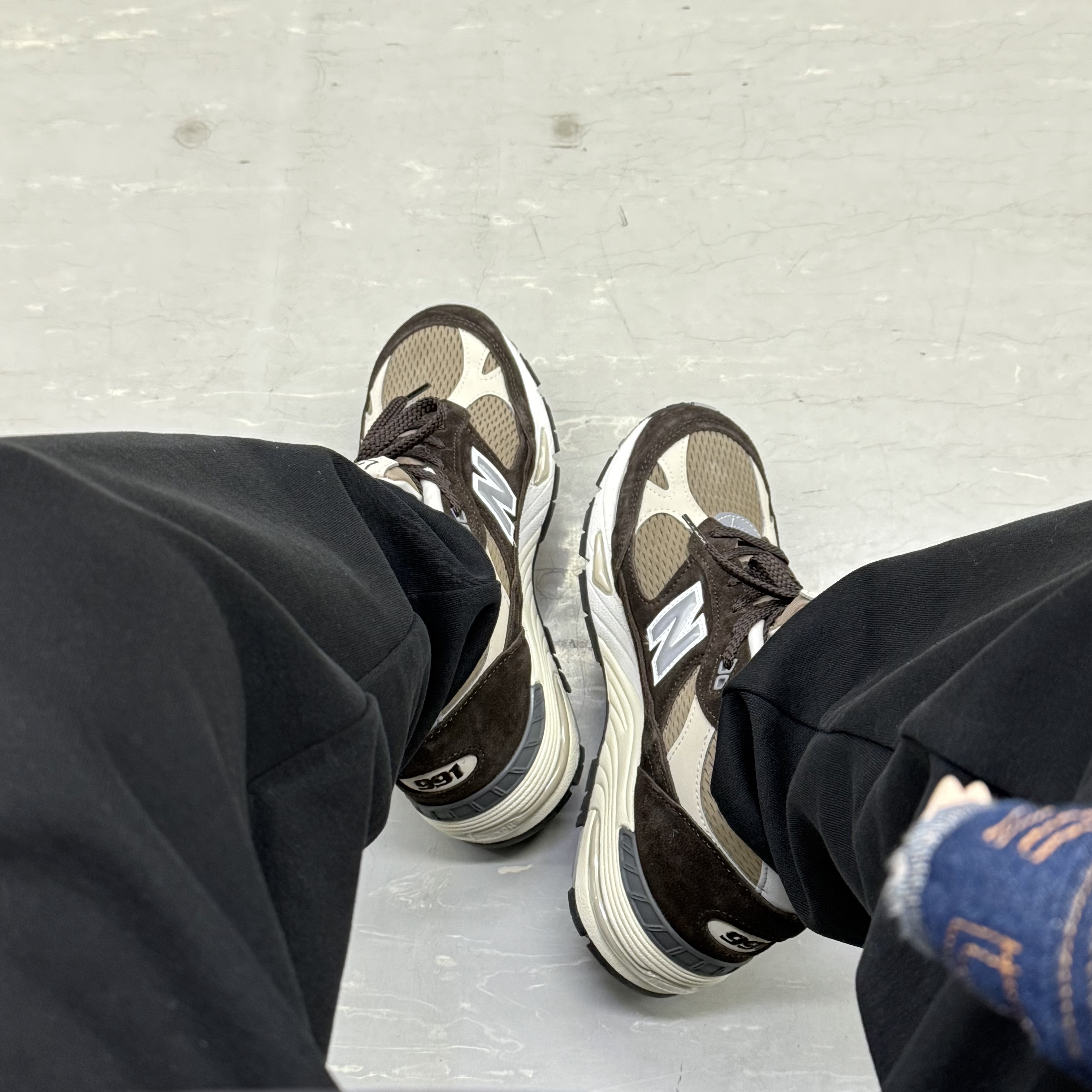 New Balance 991 Made in UK Finale Delicioso Silver Mink 착용 스타일 - 2