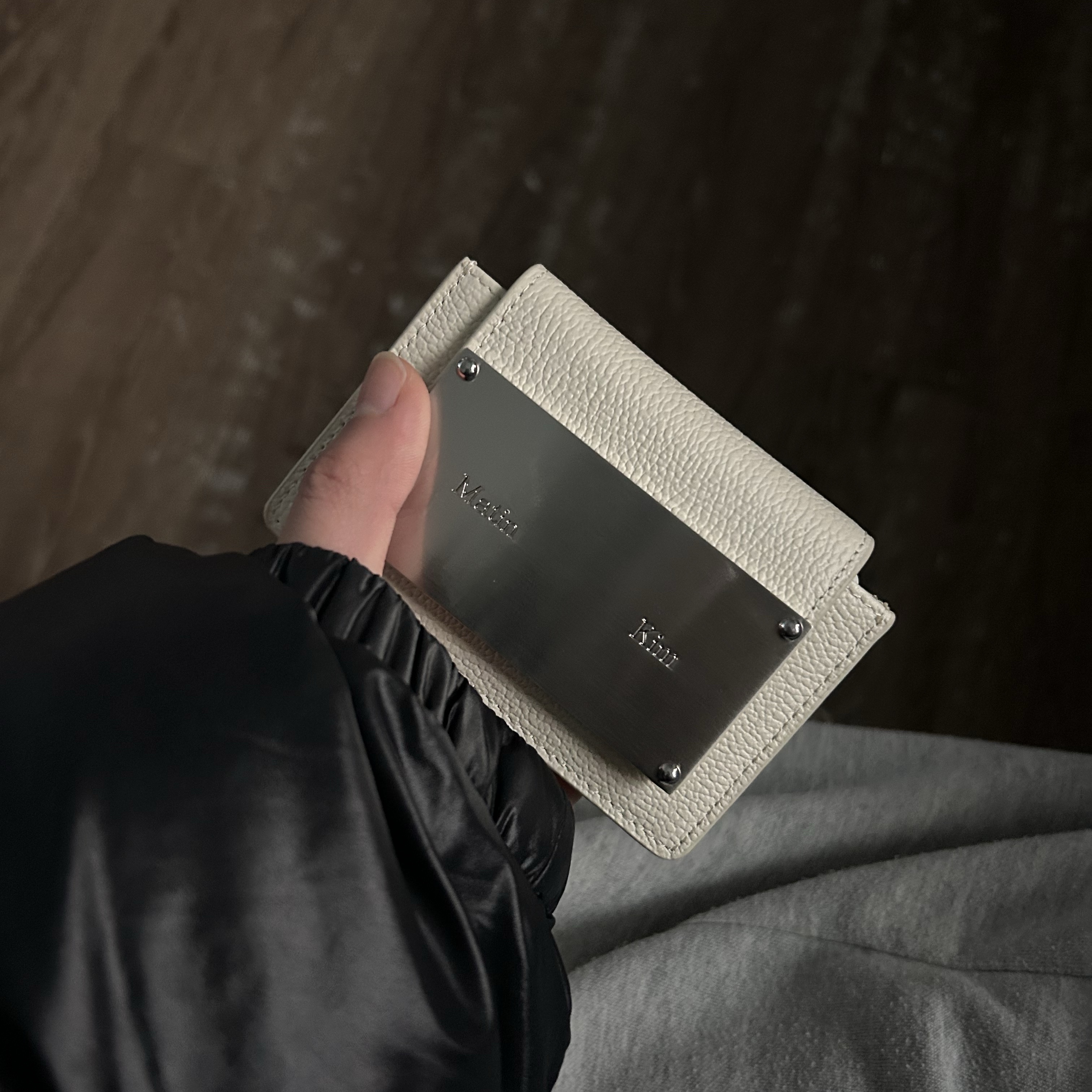 Matin Kim Accordion Wallet White 착용 스타일