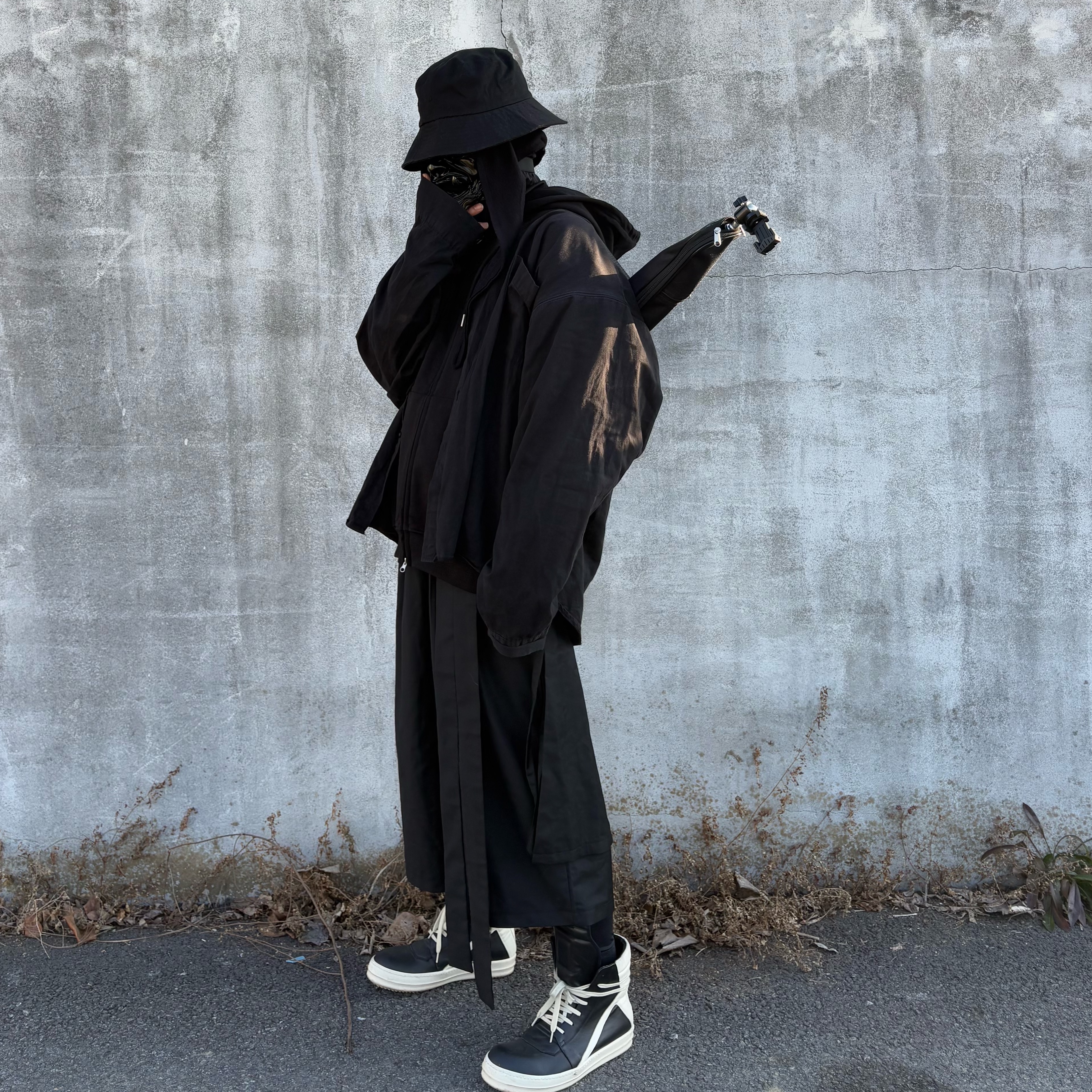 Rick Owens Geobasket Full Grain Calf Leather Strobe Sneakers Black Milk White 착용 스타일 - 1
