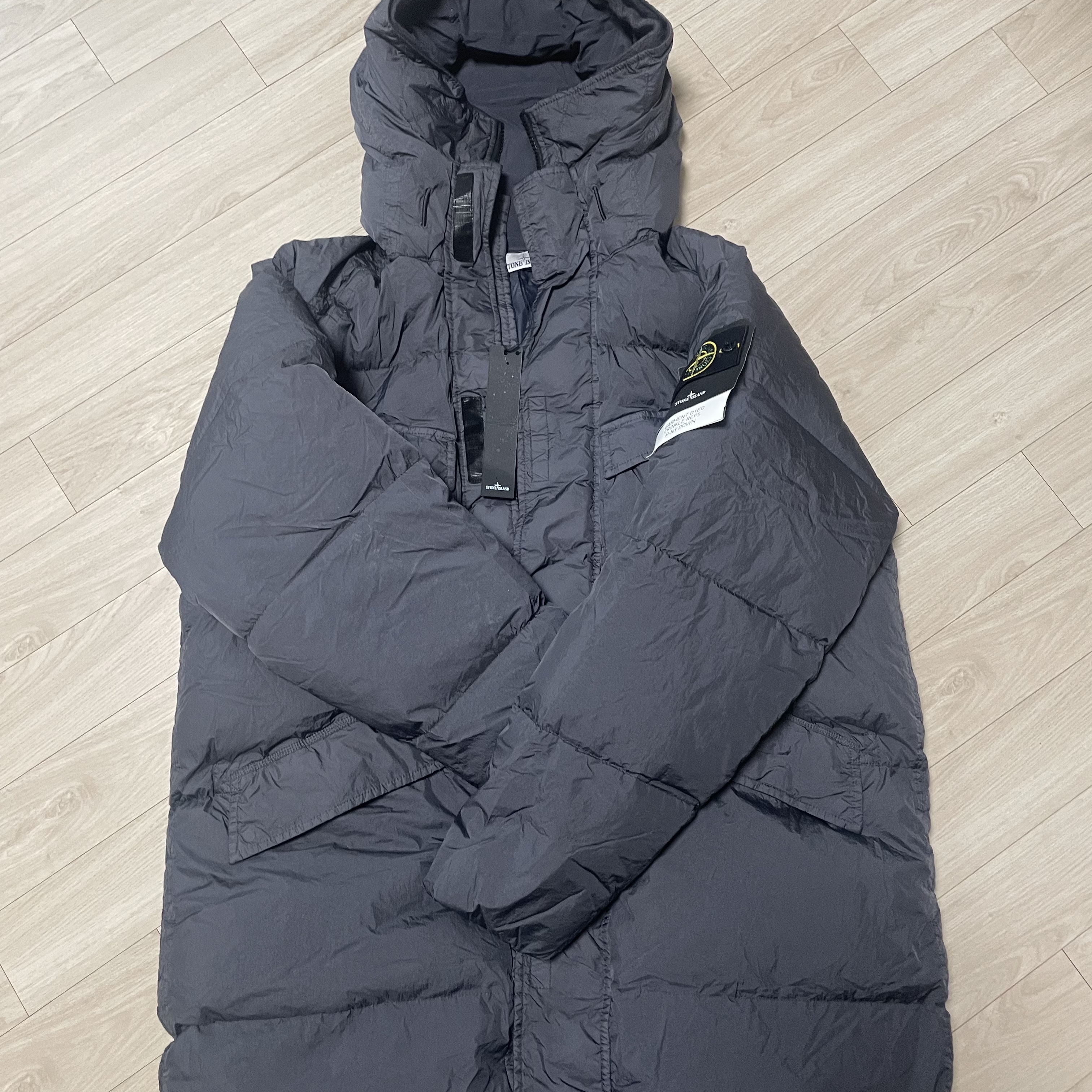 Stone Island 70123 Crinkle Reps Hooded Long Down Jacket Dark Grey - 22FW 착용 스타일