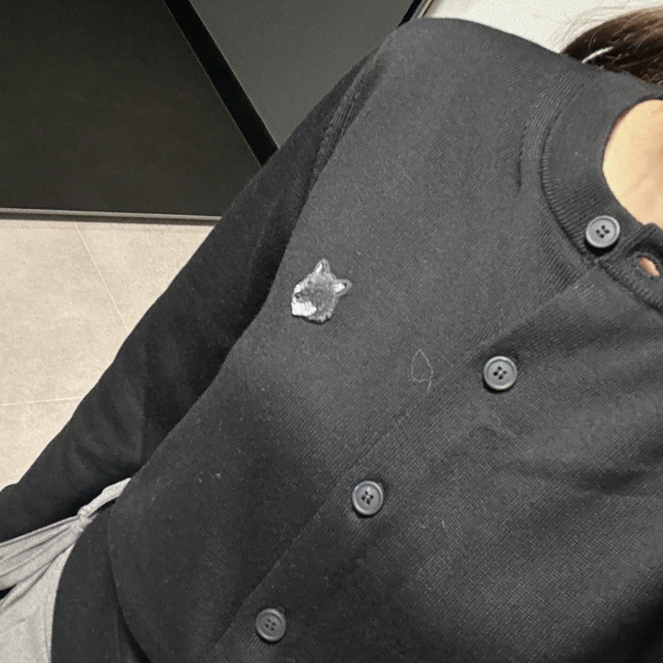 (W) Maison Kitsune Bold Fox Head Patch Regular Cardigan Black 착용 스타일 - 1