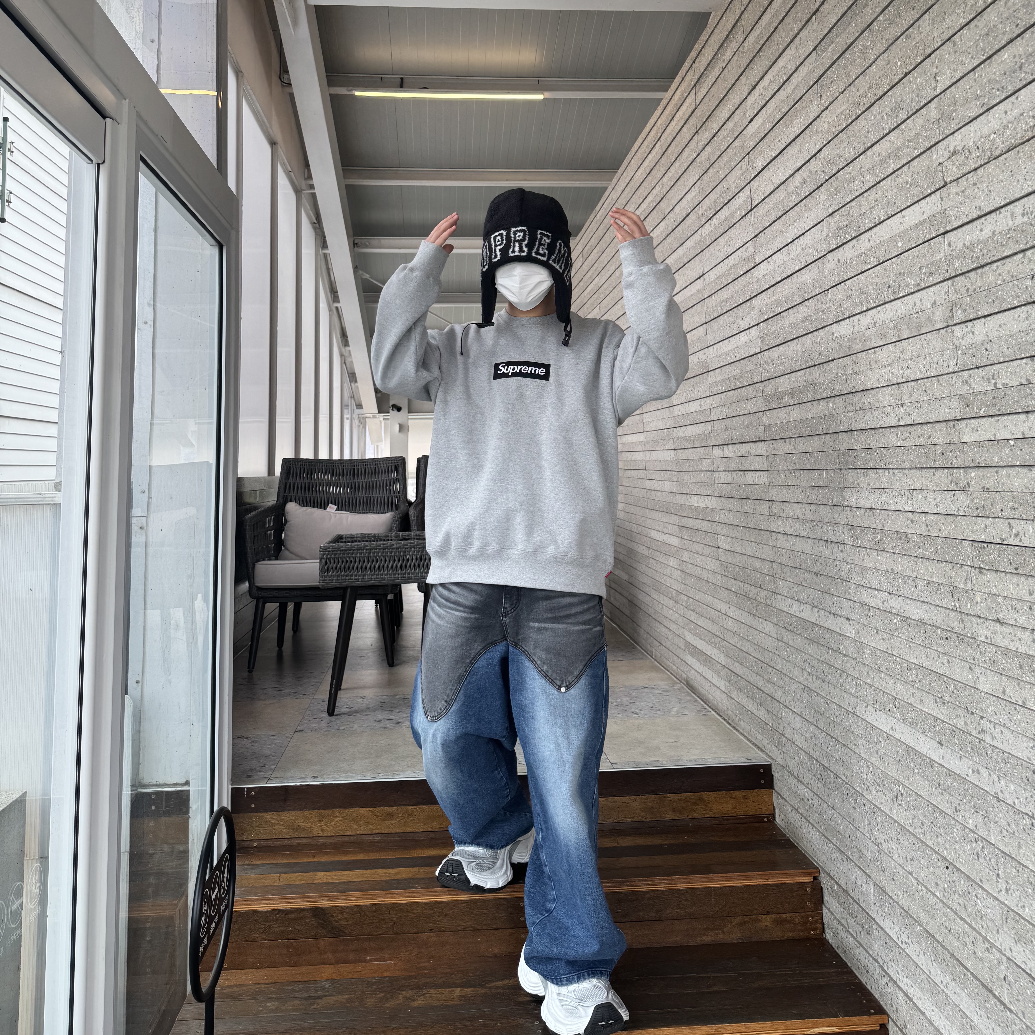Supreme Shearling Trooper Black - 23FW, Supreme Box Logo Crewneck Heather Grey - 22FW 착용 스타일 - 1