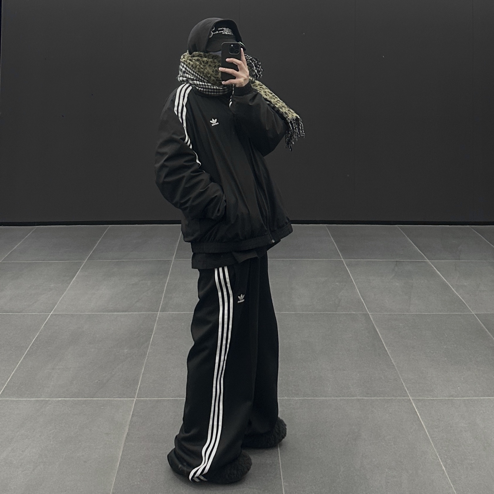 (W) Adidas Adilenium Oversized Track Top Black - KR Sizing, (W) Adidas Primeblue Relaxed Wide Leg Pants Black - KR Sizing 착용 스타일 - 1