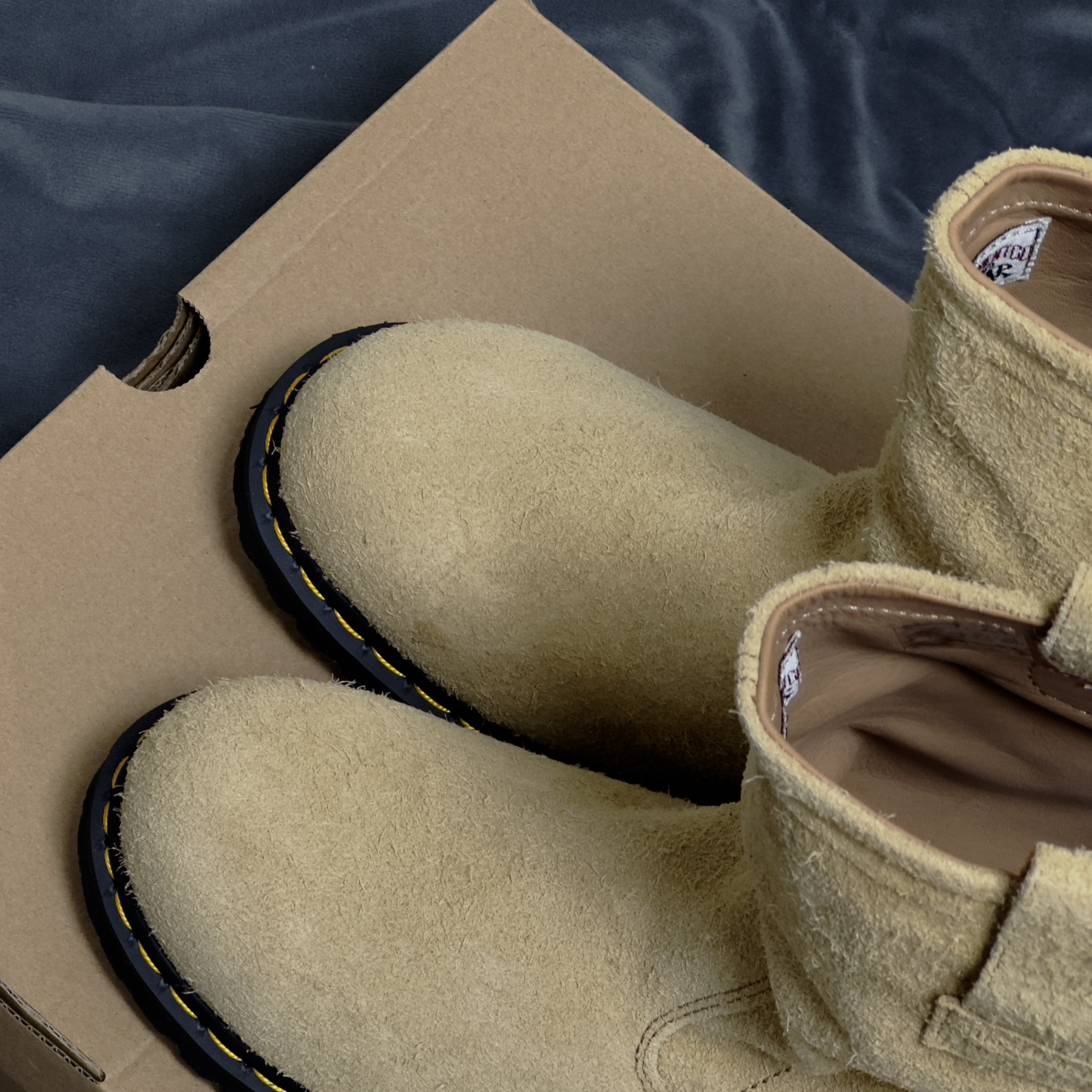 Dr. Martens x Stussy 2295 Decon Sand Hairy Suede Boots Tan 착용 스타일 - 1
