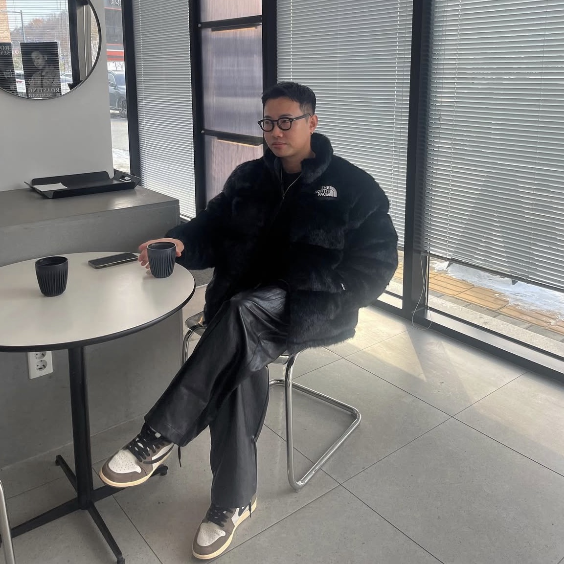Supreme x The North Face Faux Fur Nuptse Jacket Black - 20FW, Jordan 1 x Travis Scott Retro High OG SP Mocha 착용 스타일