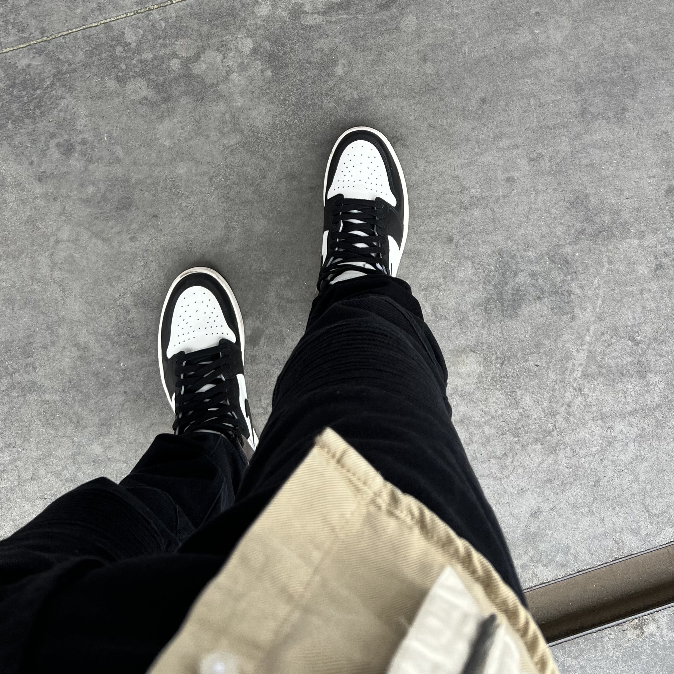 Jordan 1 Retro High OG Black Mocha 착용 스타일