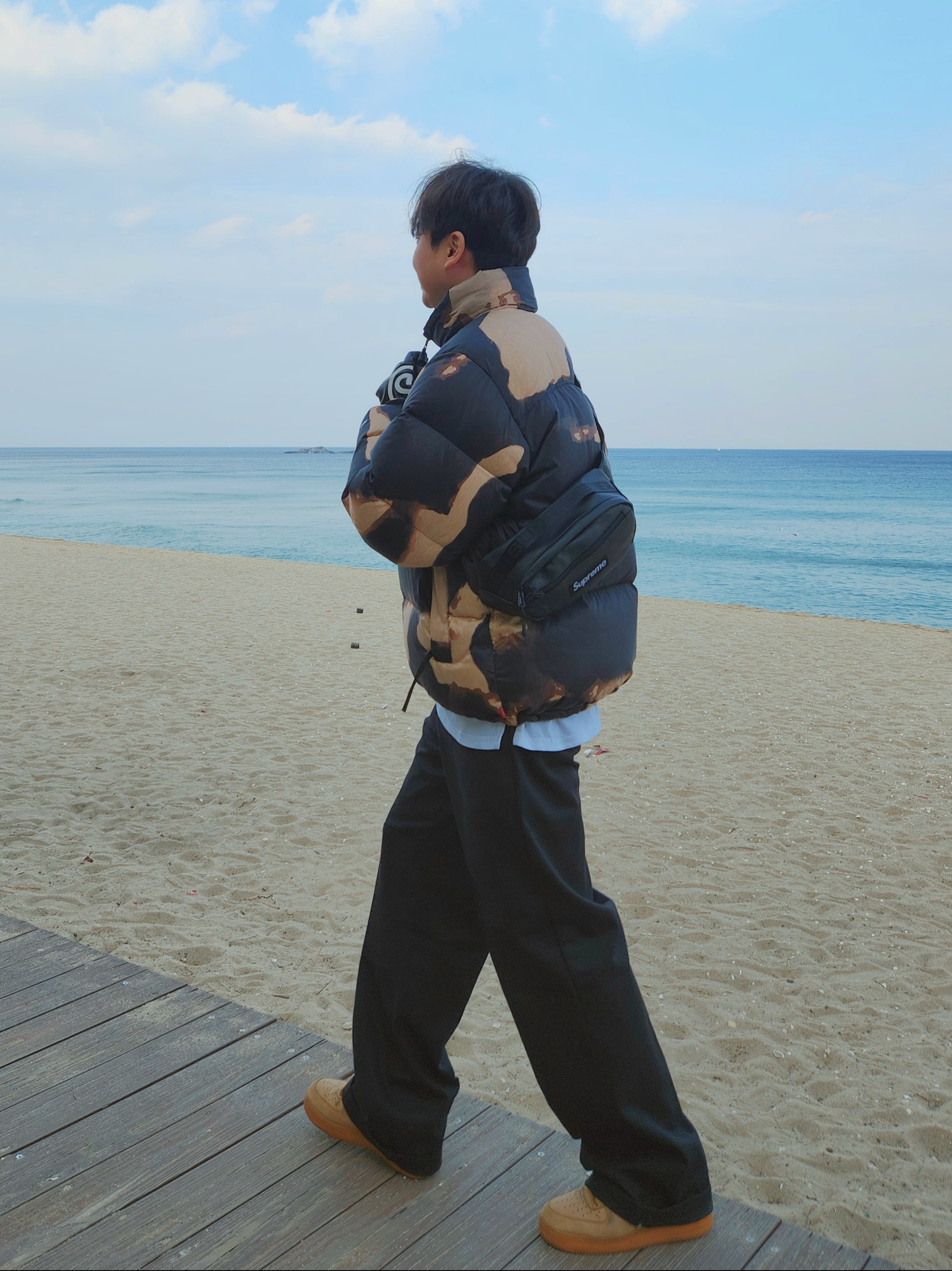 Supreme x The North Face Bleached Denim Print Nuptse Jacket Black - 21FW, Stussy SS Link Leather Gloves Black 착용 스타일 - 3