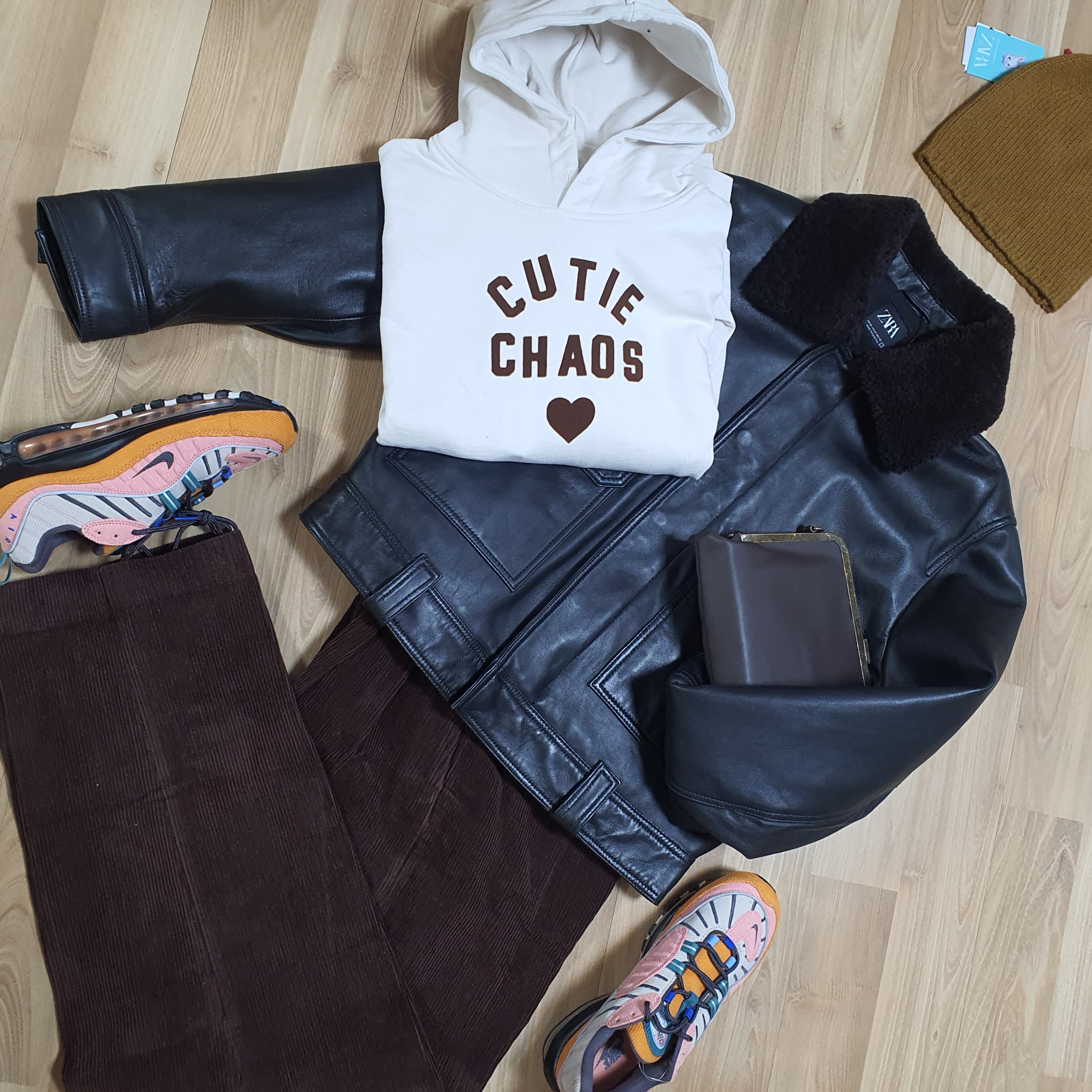 Zara x Studio Nicholson Leather Jumper Black, Zara x Harry Lambert Semi Hard Leather Crossbody Bag Brown 착용 스타일