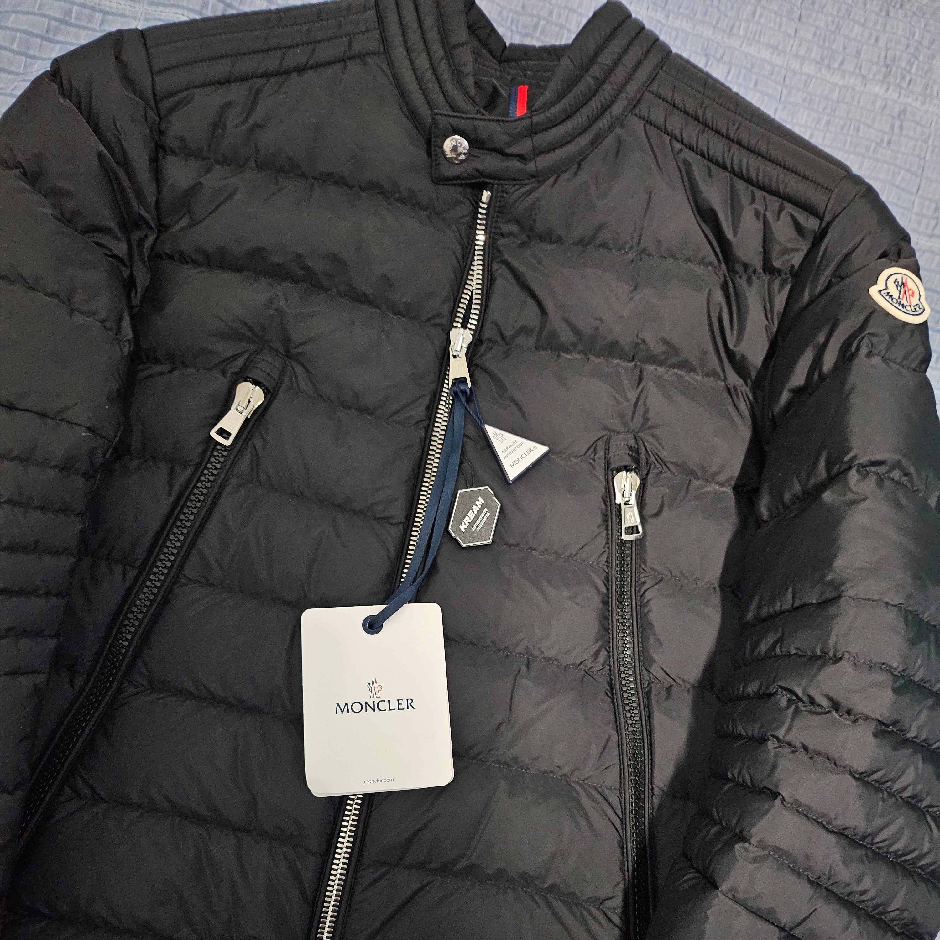 Moncler Amiot Short Down Jacket Black - 24FW 착용 스타일