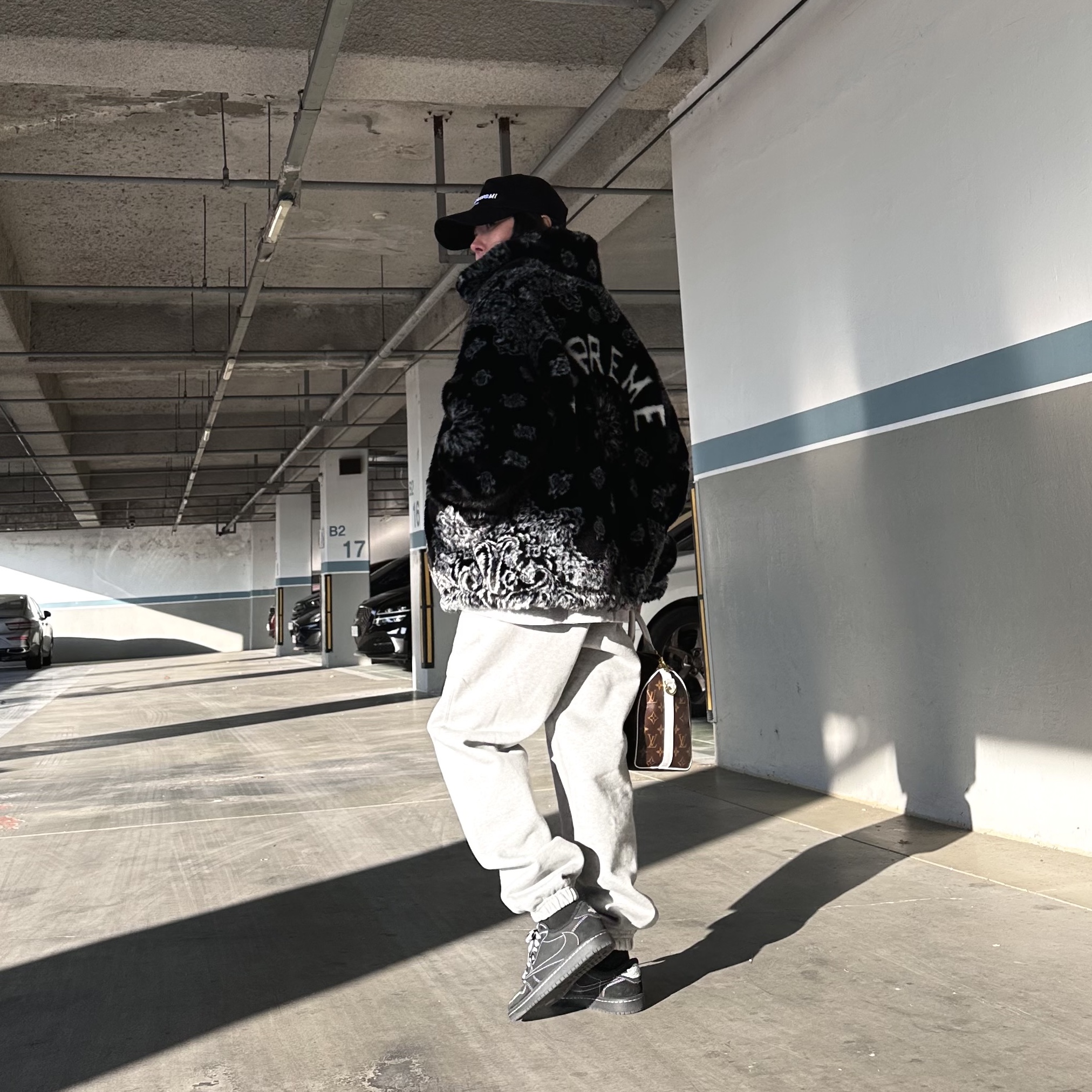 Wooyoungmi Seoul Embroidered Ball Cap Black - 23FW, Supreme Bandana Faux Fur Bomber Jacket Black - 21SS 착용 스타일 - 2