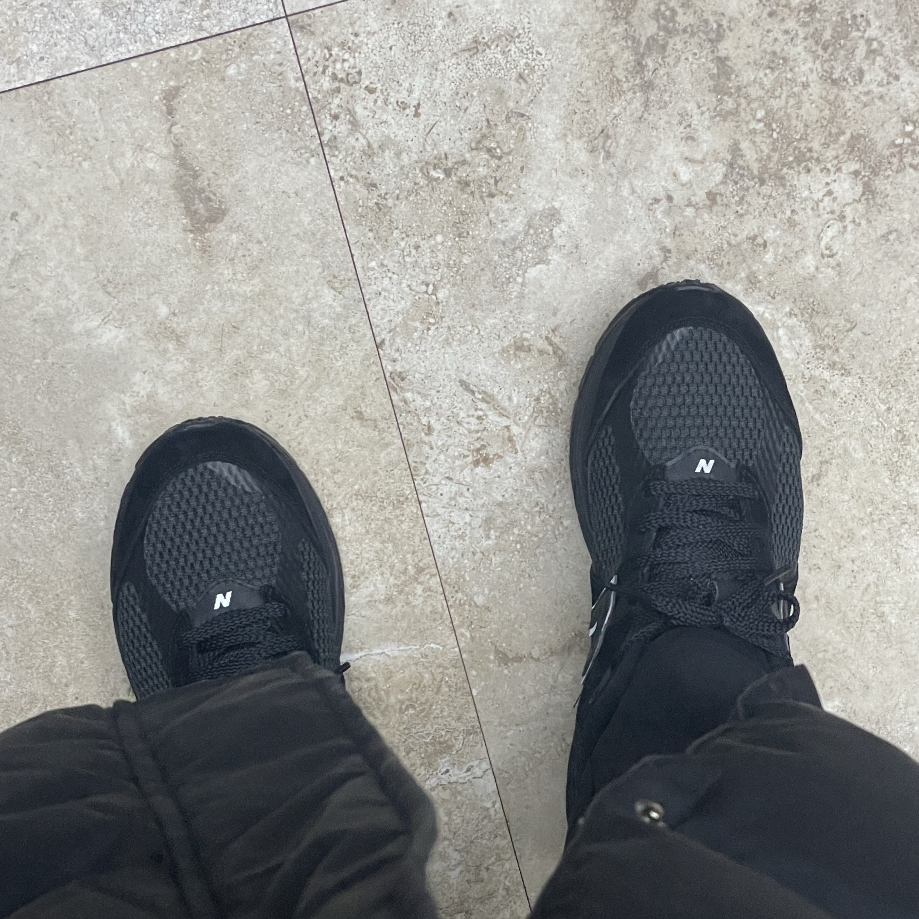 New Balance 2002 Black 착용 스타일 - 1