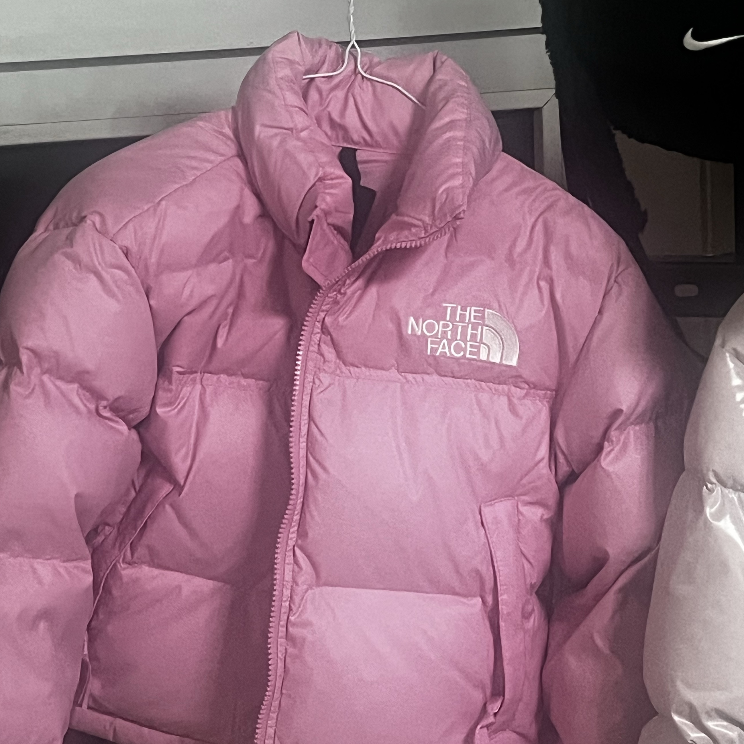(W) The North Face Nuptse Short Jacket Orchid Pink, (Kids) Nike NSW Faux Fur Crossbody Bag Black 착용 스타일