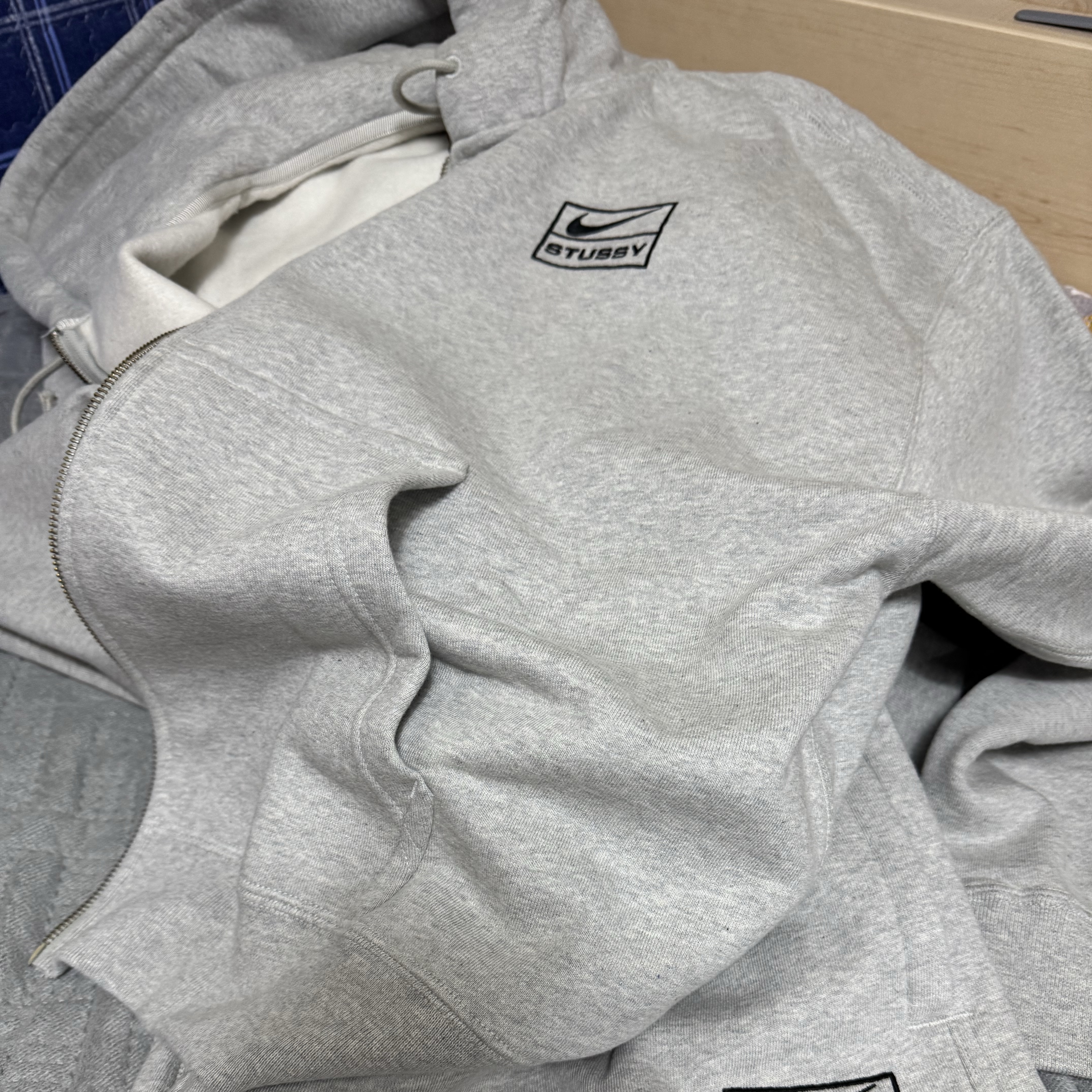 Nike x Stussy Full Zip Fleece Hoodie Grey Heather (FJ9181-050), Nike x Stussy Fleece Pants Grey Heather (FN5231-050) 착용 스타일