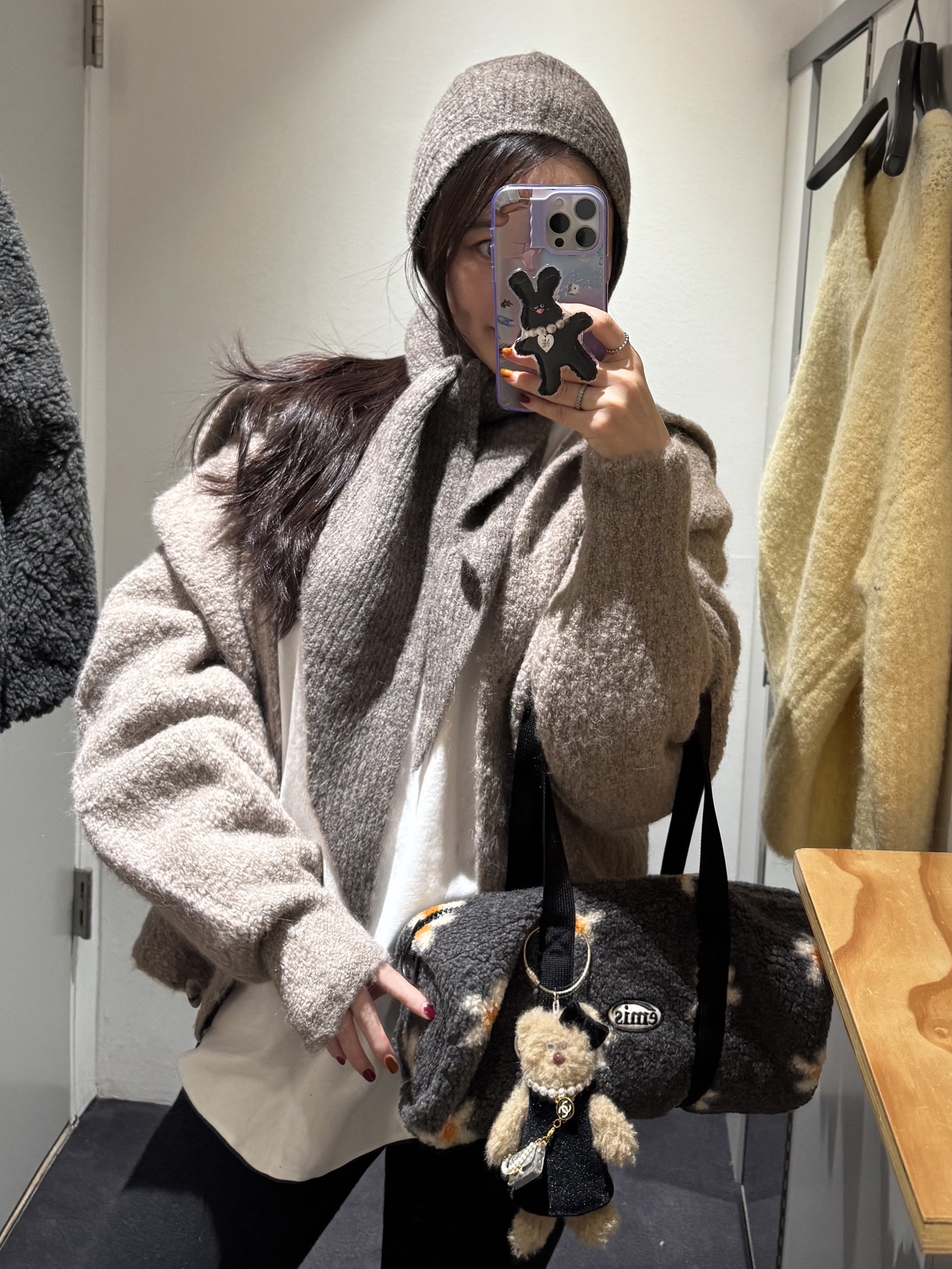 Paloma Wool Coucou Balaclava Taupe, Emis Flower Boucle Crossed Body Bag Black 착용 스타일 - 1
