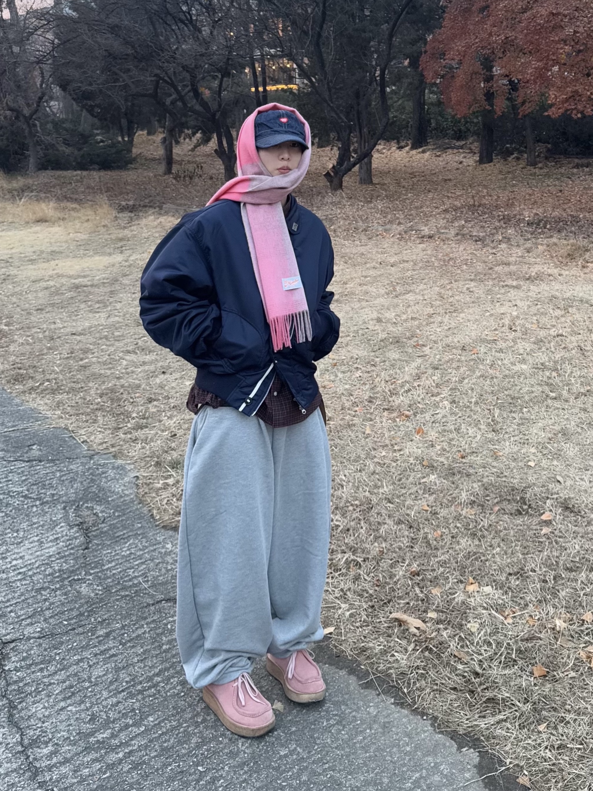 Human Made Denim Work Cap Indigo, MJD x Koin Seoul Belted Heavy Sweat Baggy Pants Melange Grey 착용 스타일 - 1