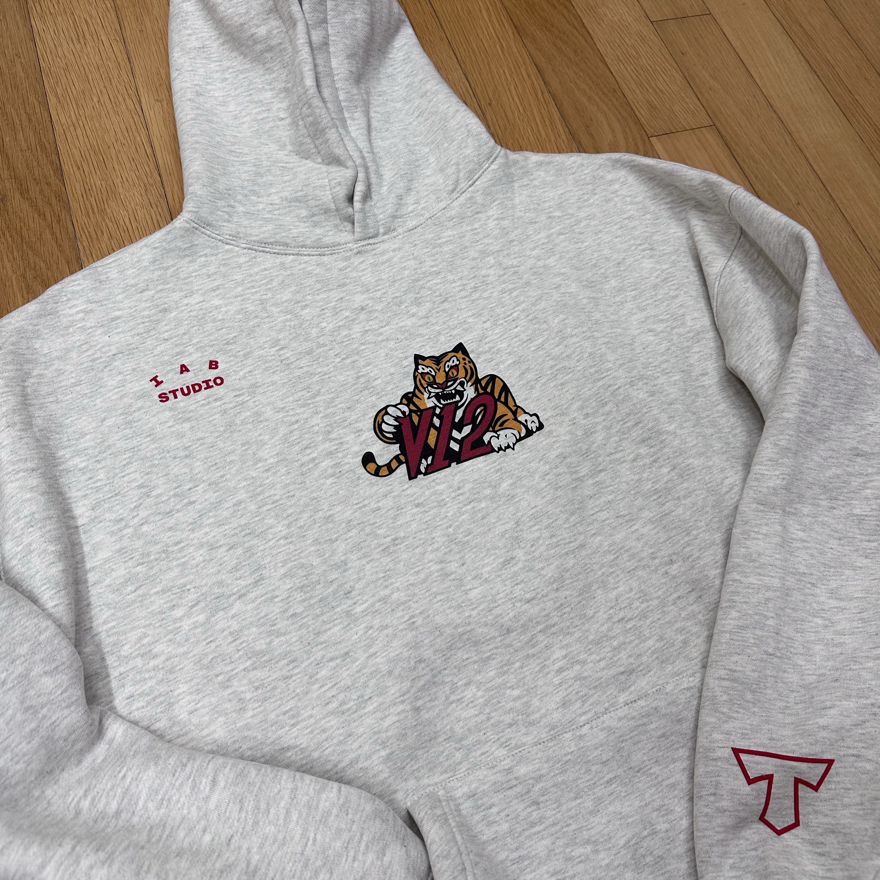 Kia Tigers x IAB Studio V12 Hoodie Ivory 착용 스타일