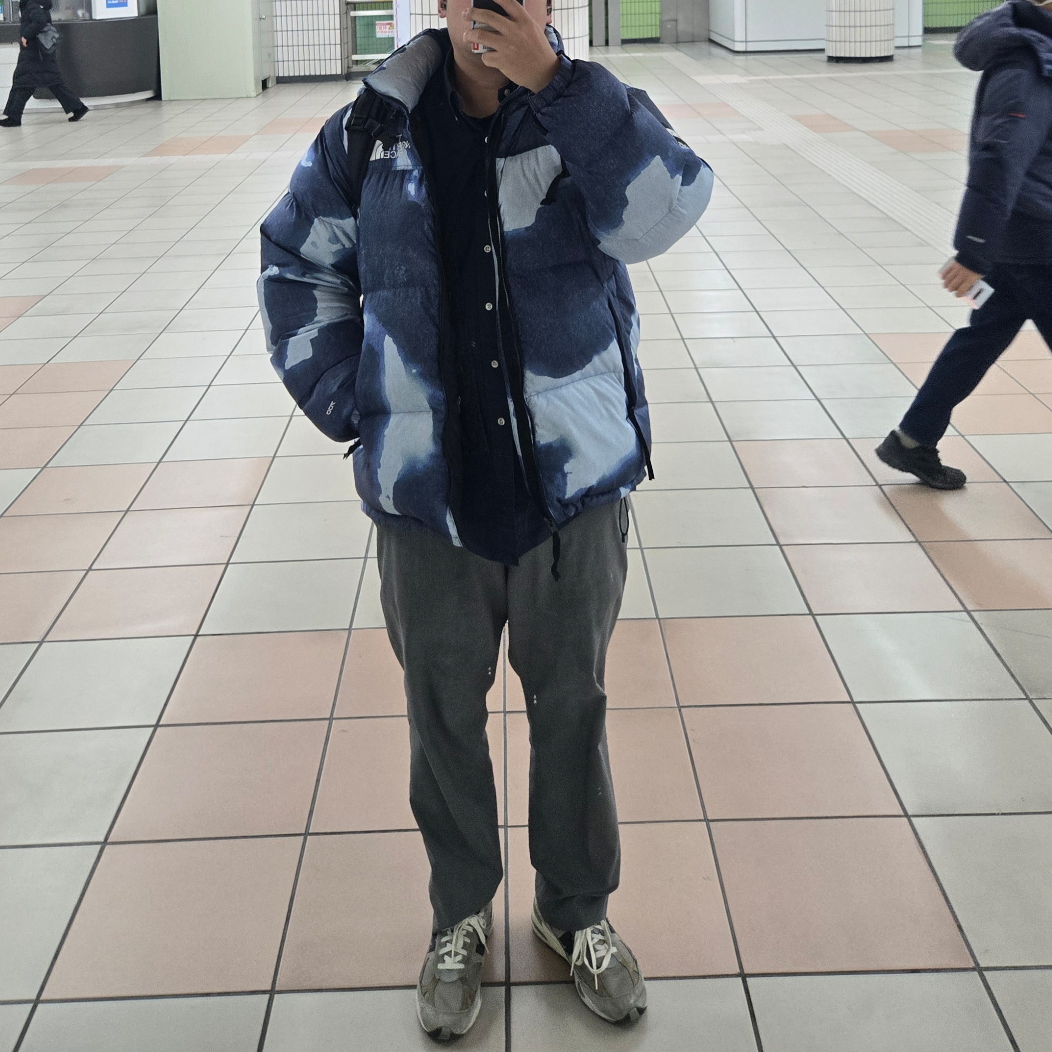 Supreme x The North Face Bleached Denim Print Nuptse Jacket Indigo - 21FW, New Balance x JJJJound 991 Made in UK Grey 착용 스타일