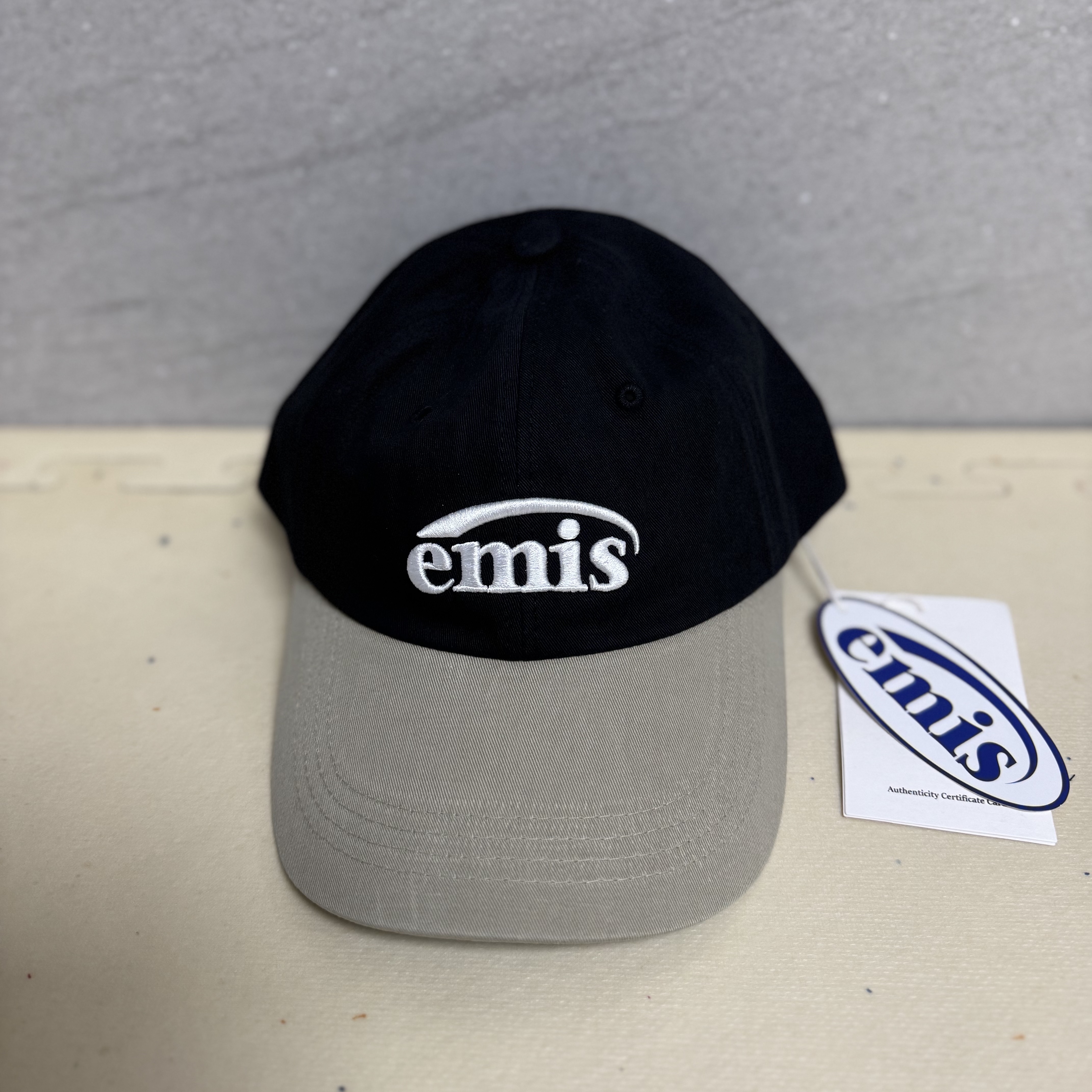 Emis New Logo Mix Ball Cap Beige Black 착용 스타일