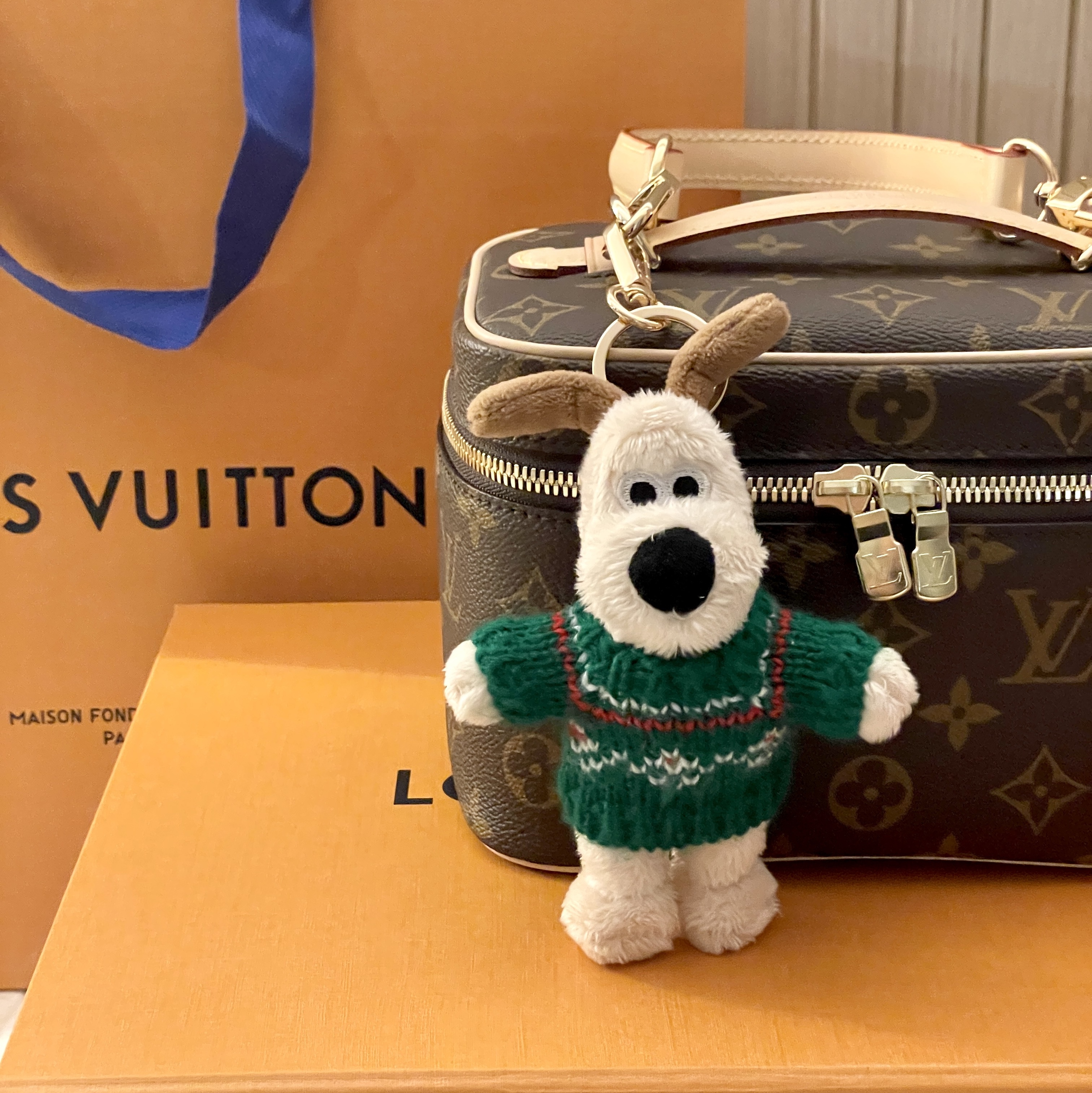 Louis Vuitton Nice Mini Toiletry Pouch Monogram 착용 스타일