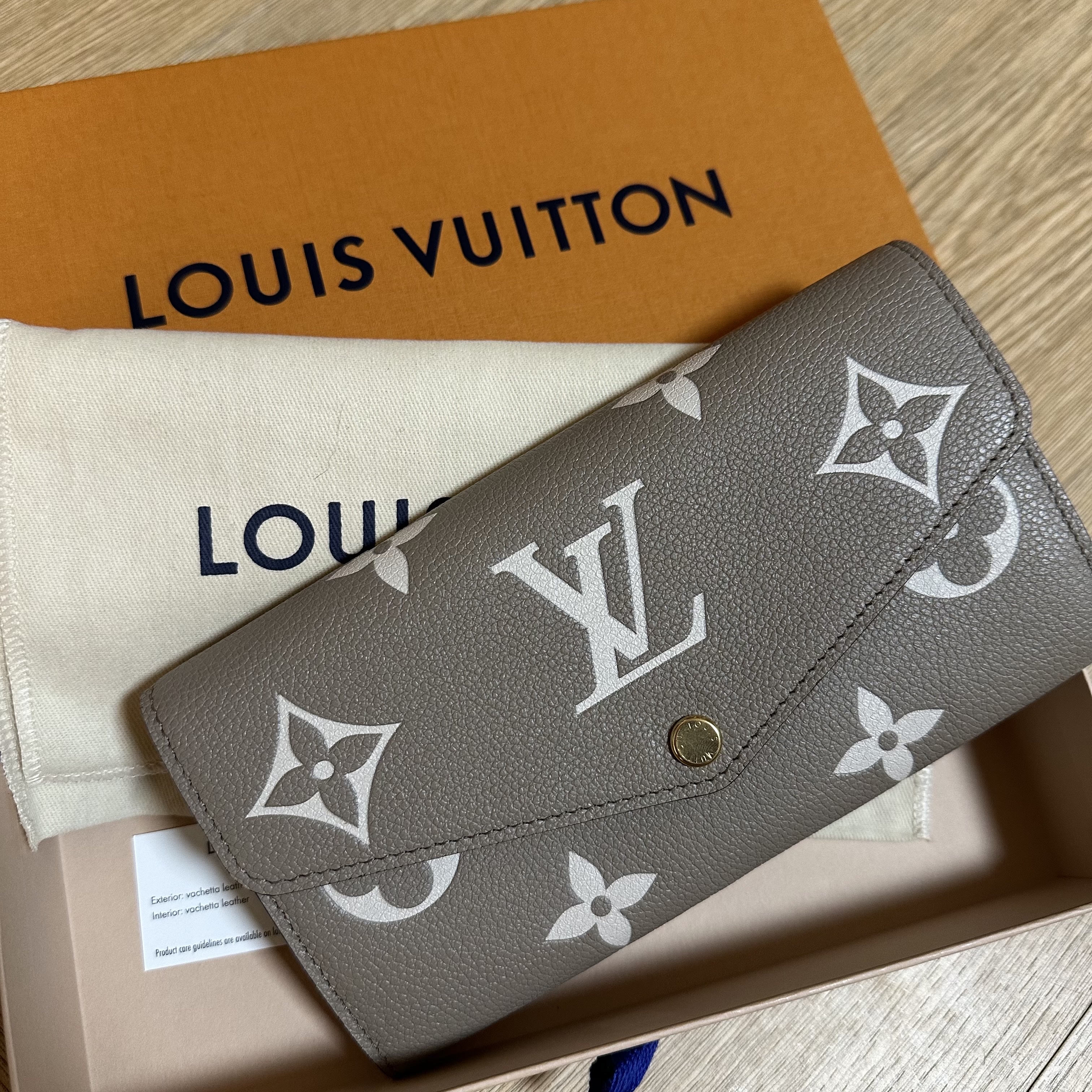 Louis Vuitton Sarah Wallet Bicolor Monogram Empreinte Tourterelle Grey Cream 착용 스타일