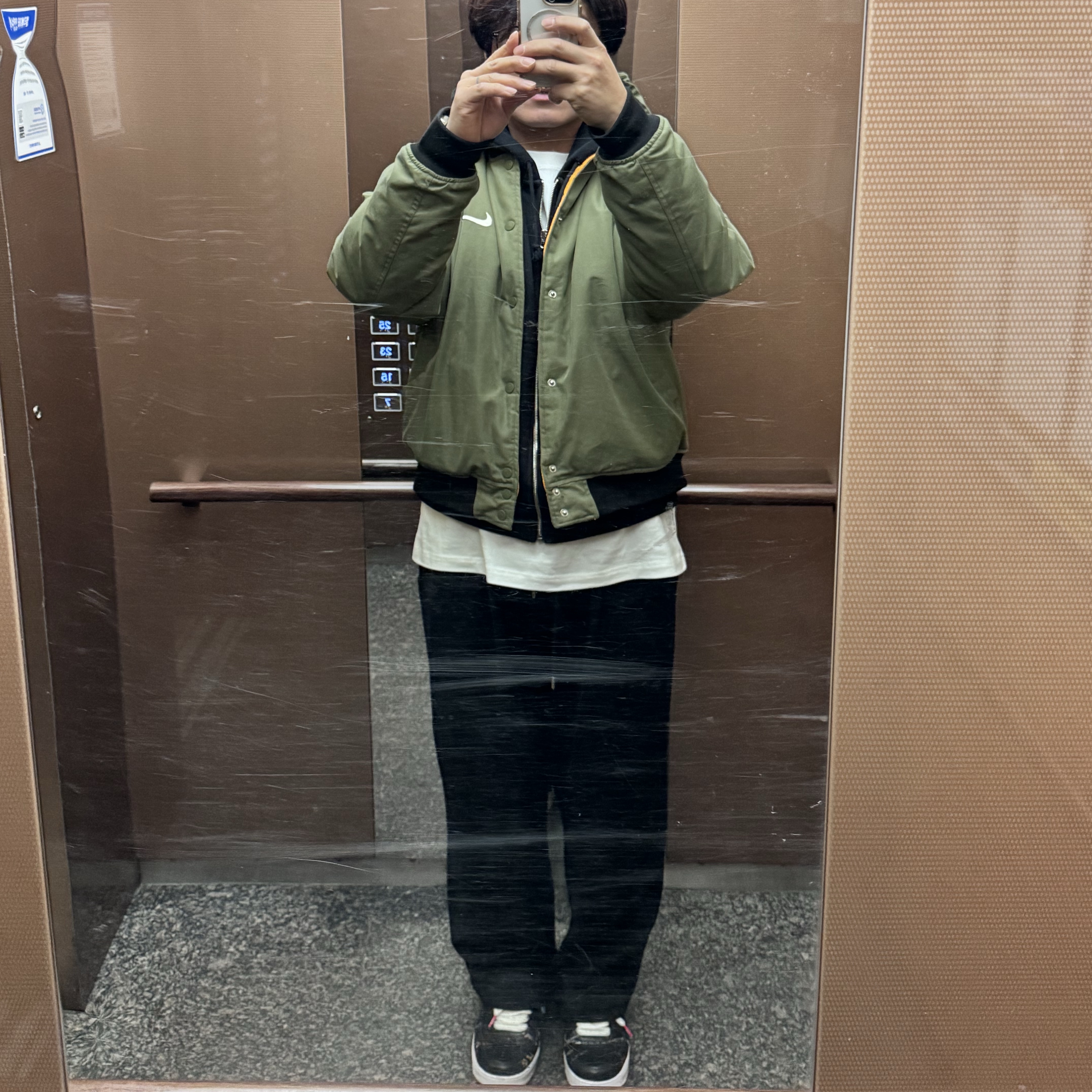 Nike x Stussy Reversible Jacket Medium Olive (FJ9153-222), Nike x Stussy Full Zip Washed Fleece Hoodie Black (FJ9175-010) 착용 스타일