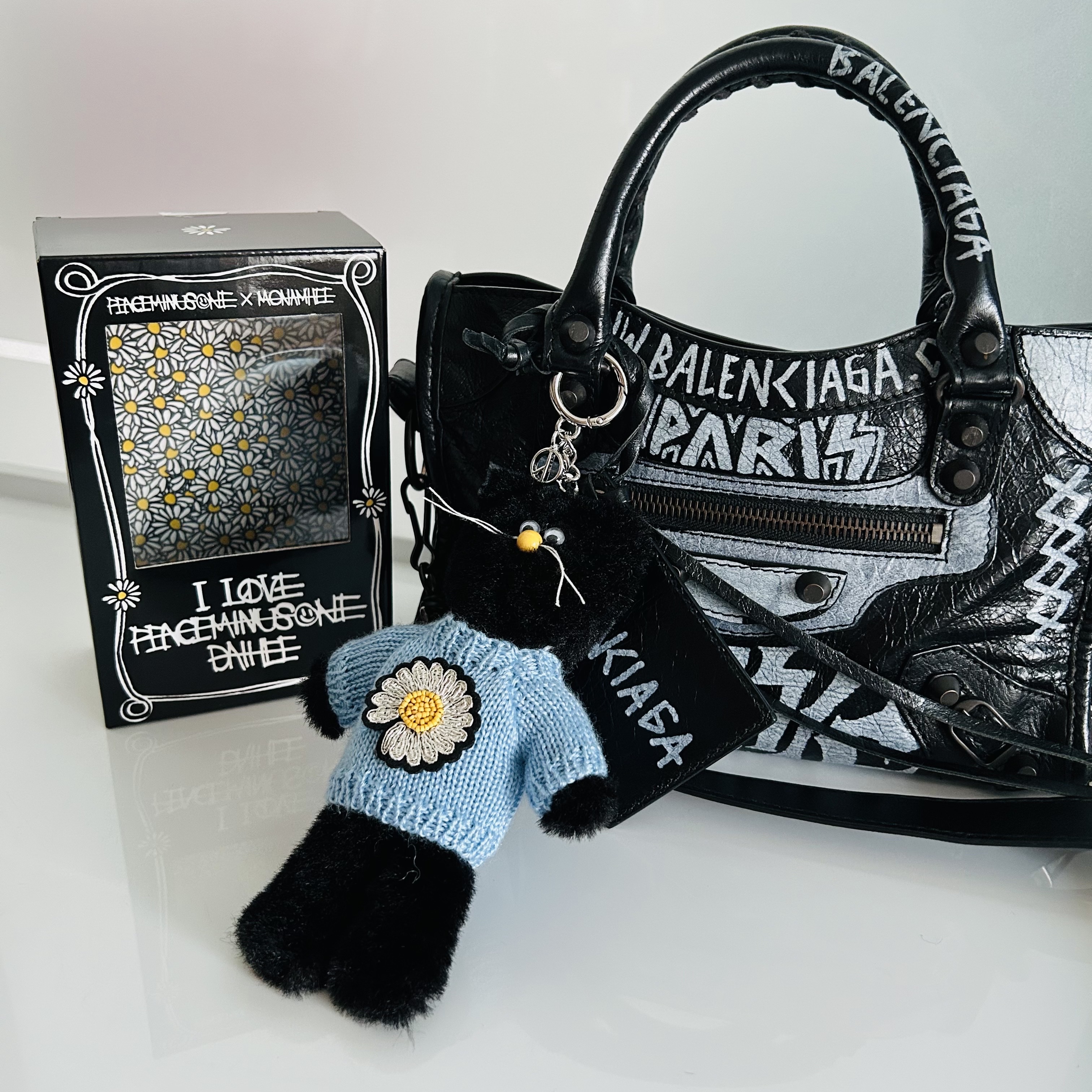 Monamhee x Peaceminusone Daihee Plush Keyring 착용 스타일