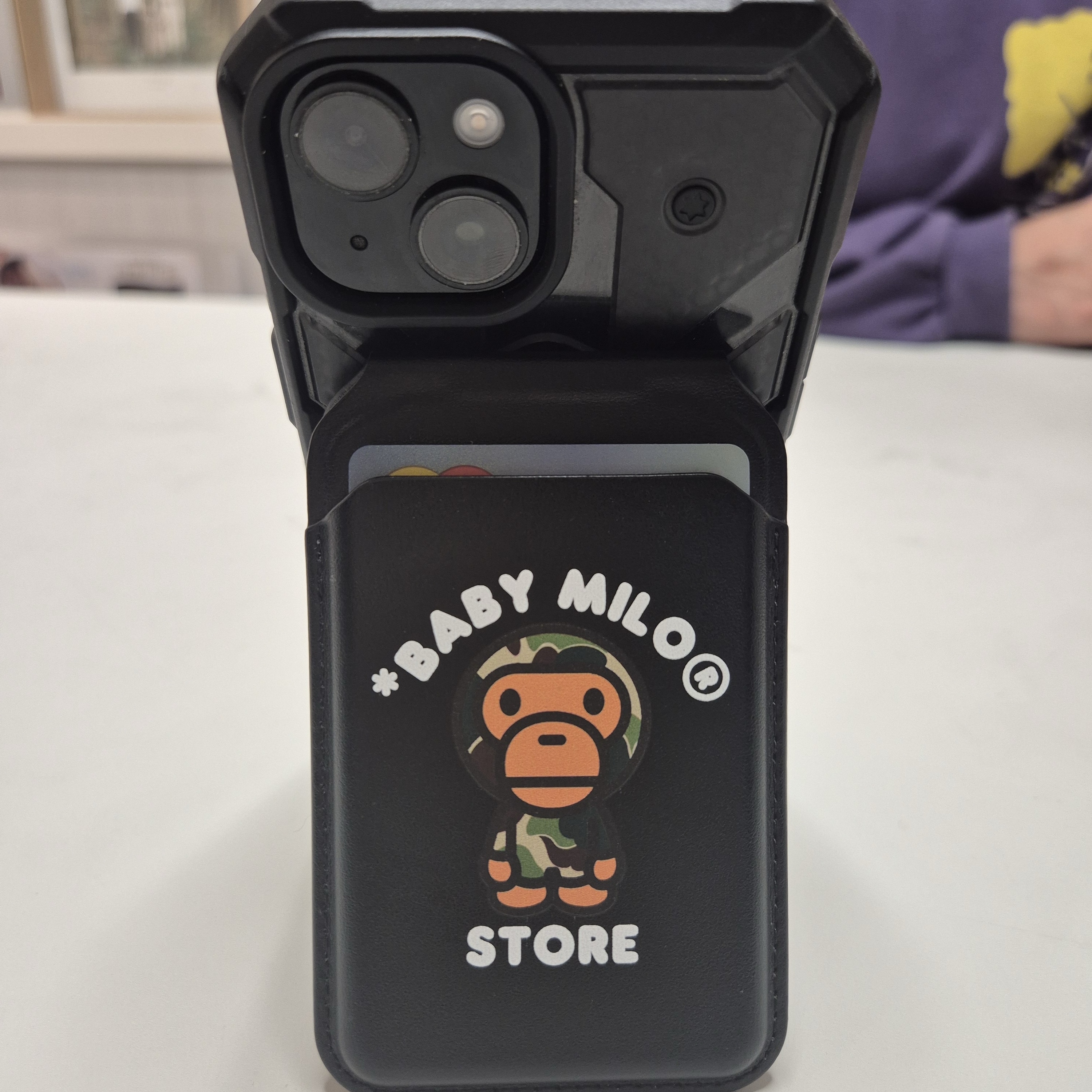 BAPE Baby Milo MagSafe Card Holder Black 착용 스타일 - 1
