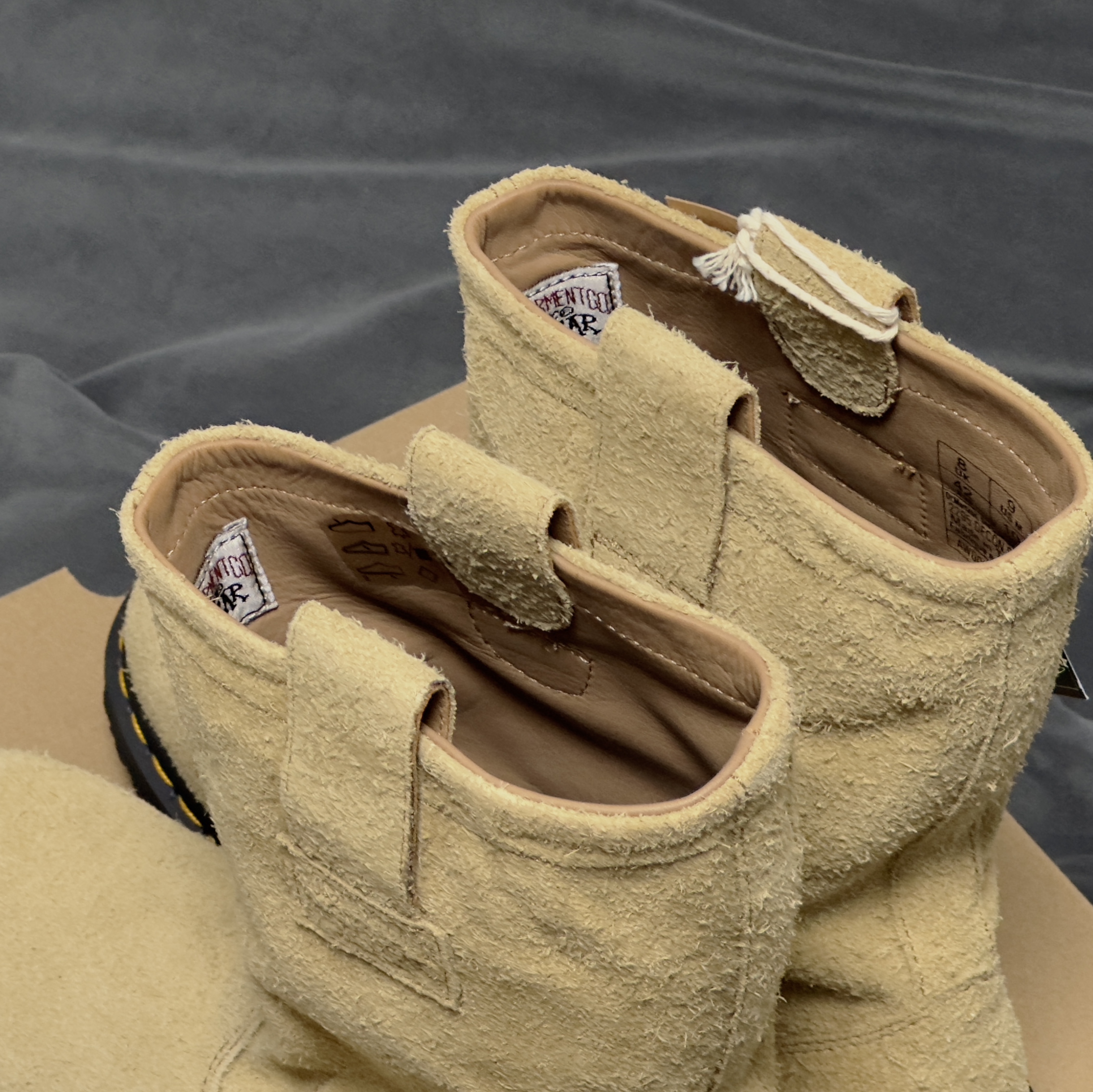 Dr. Martens x Stussy 2295 Decon Sand Hairy Suede Boots Tan 착용 스타일 - 4