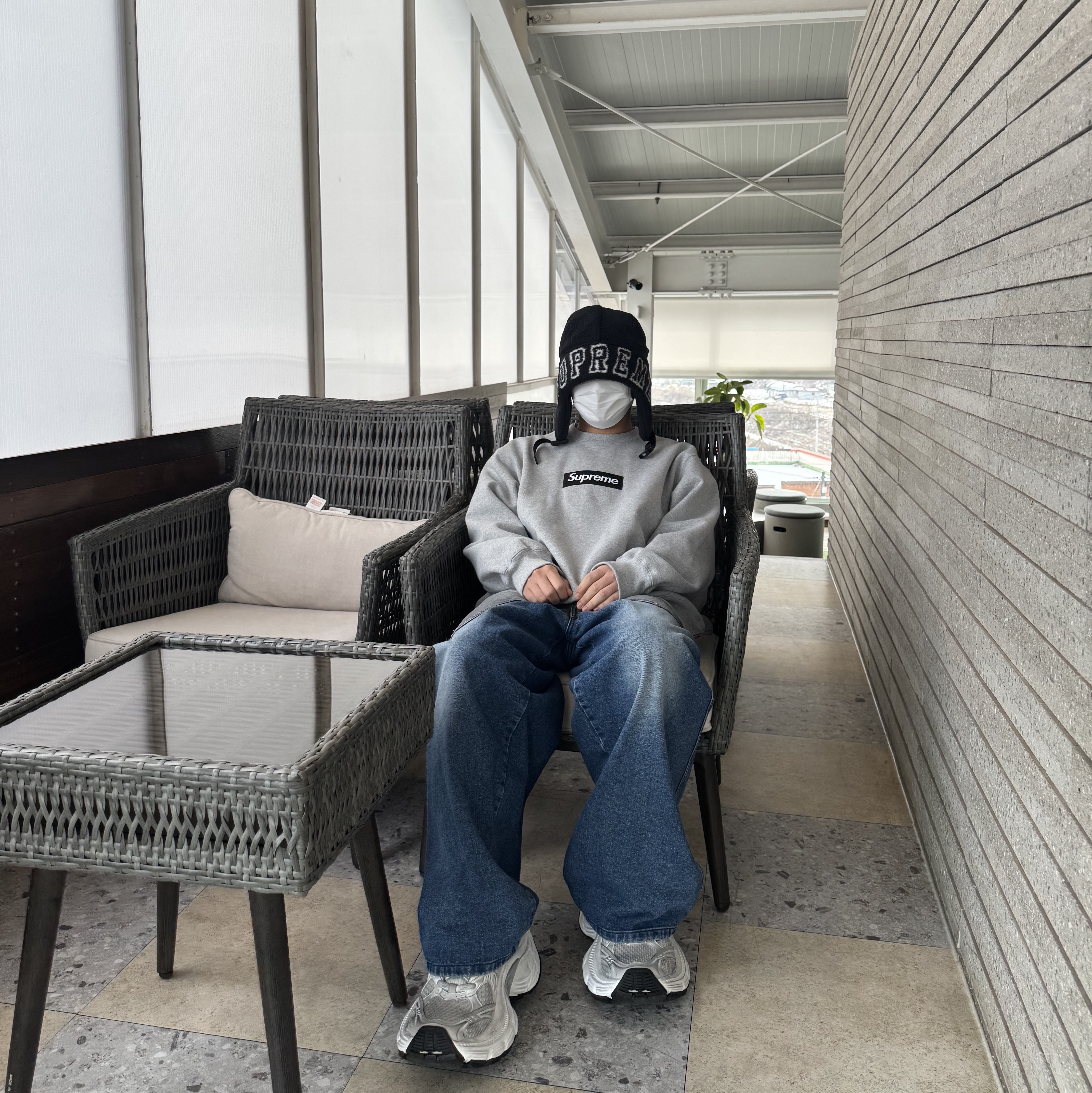 Supreme Shearling Trooper Black - 23FW, Supreme Box Logo Crewneck Heather Grey - 22FW 착용 스타일 - 2