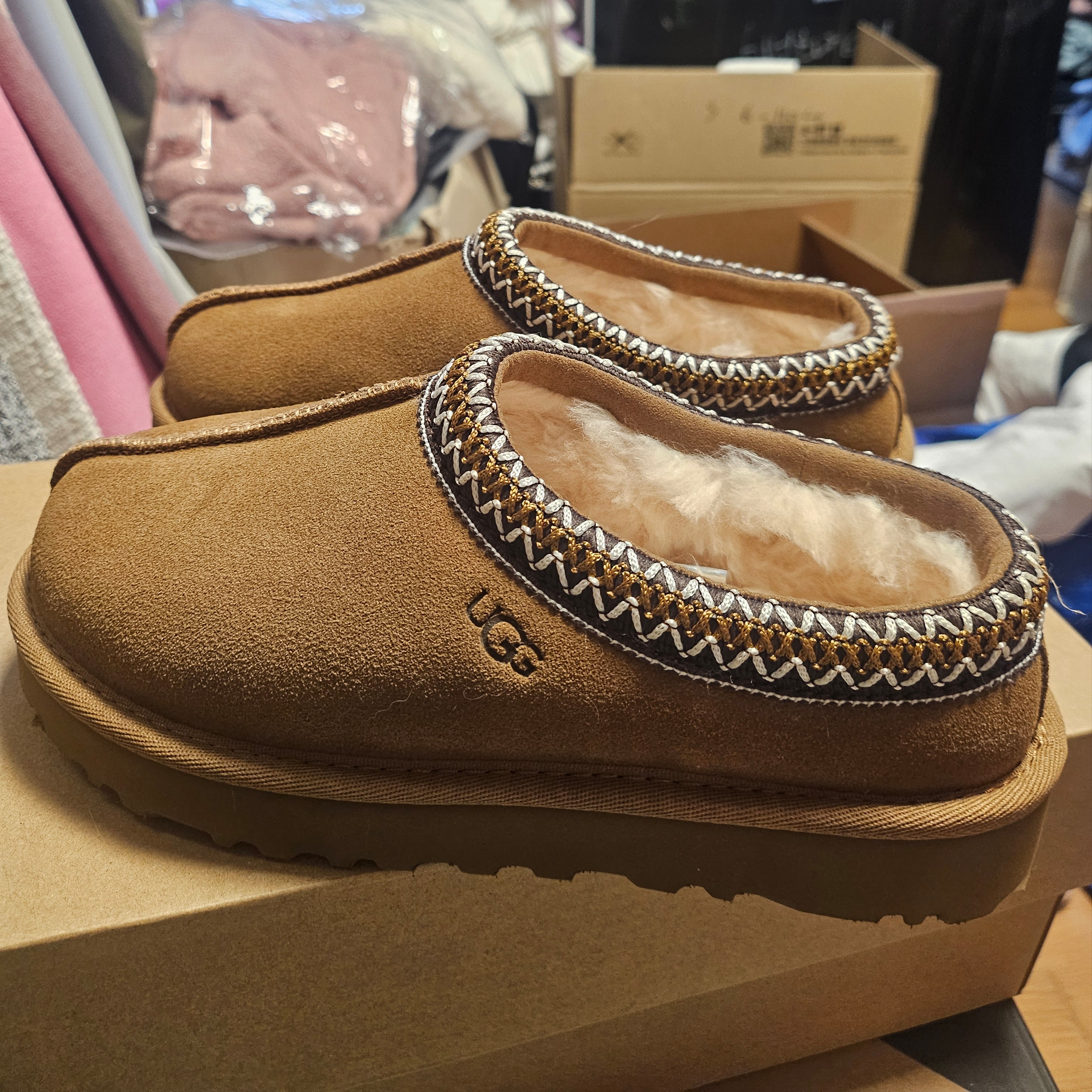 (W) UGG Tasman Slipper Chestnut 착용 스타일